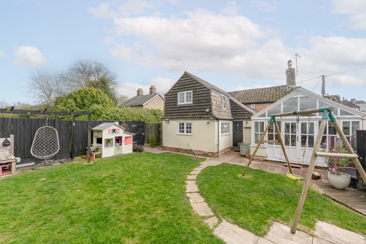 3 bed detached house for sale in Bridge End, Cambridgeshire - Property Image 1