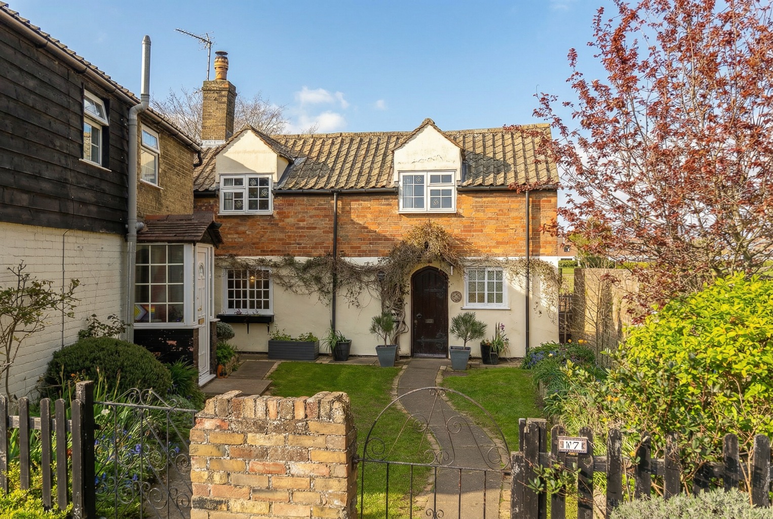 3 bed detached house for sale in Bridge End, Cambridgeshire - Property Image 1