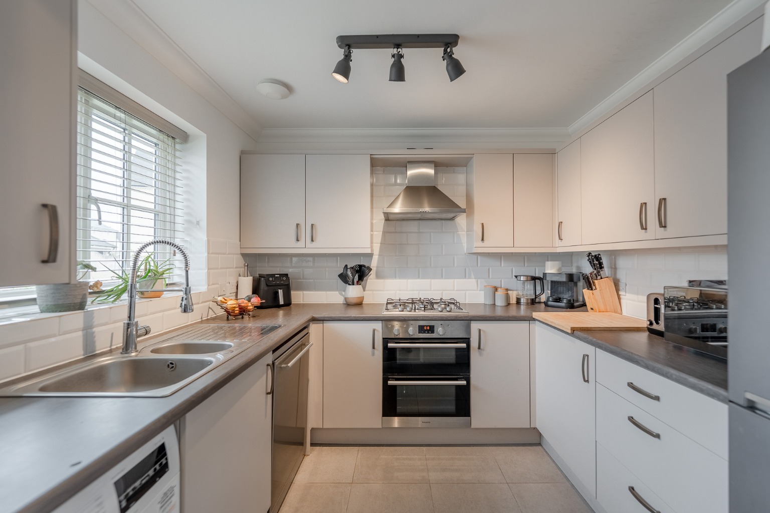 3 bed end of terrace house for sale in Pople Drive, Cambridgeshire  - Property Image 4