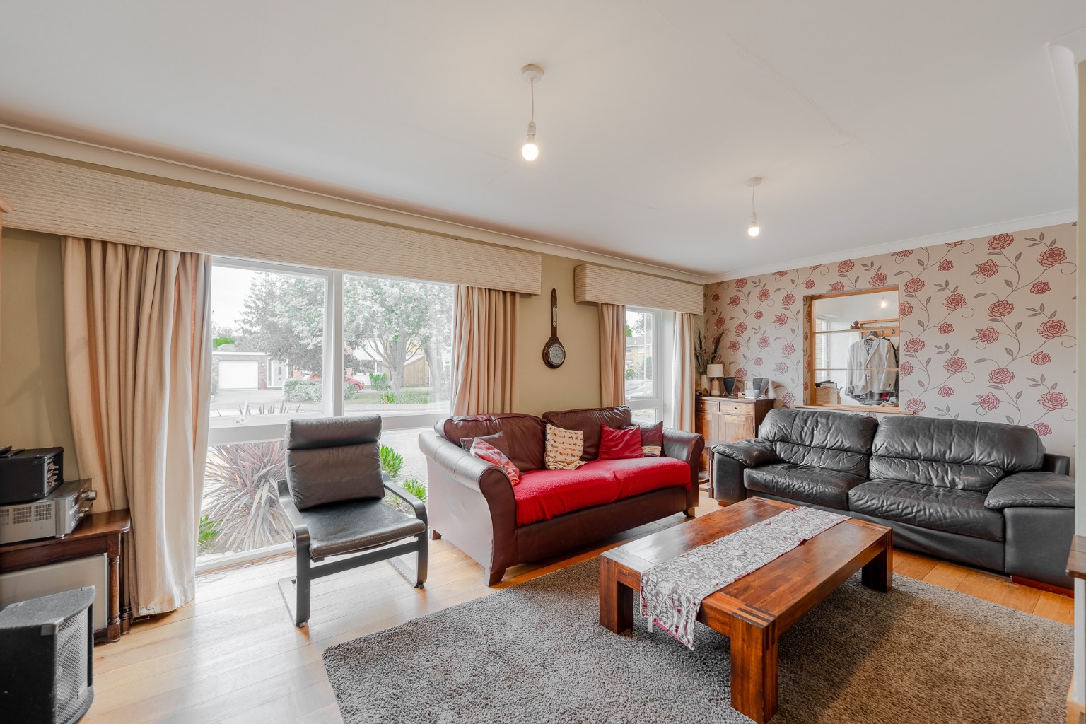 5 bed detached house for sale in Willow Close, Huntingdon 3
