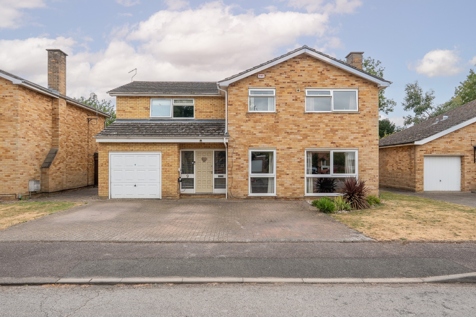 5 bed detached house for sale in Willow Close, Huntingdon  - Property Image 1
