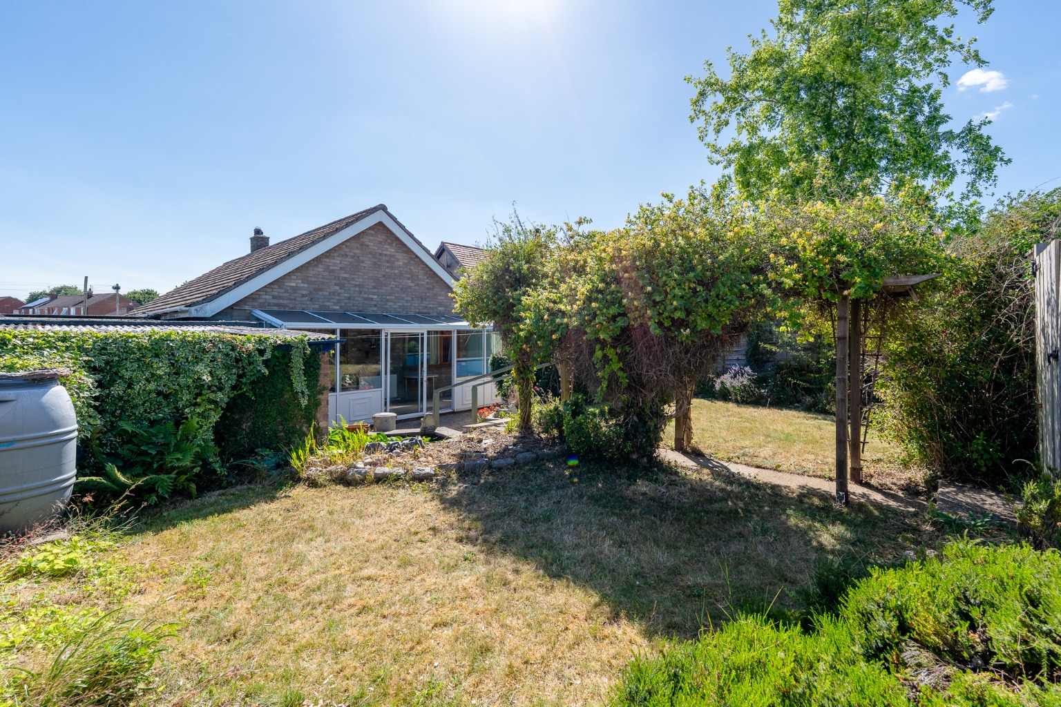 3 bed bungalow for sale in Overcote Lane, Cambridgeshire  - Property Image 4