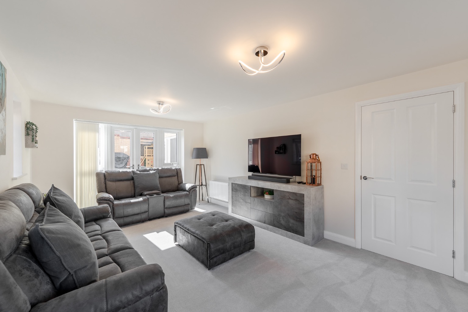 4 bed detached house for sale in Innkeeper Way, Huntingdon 1
