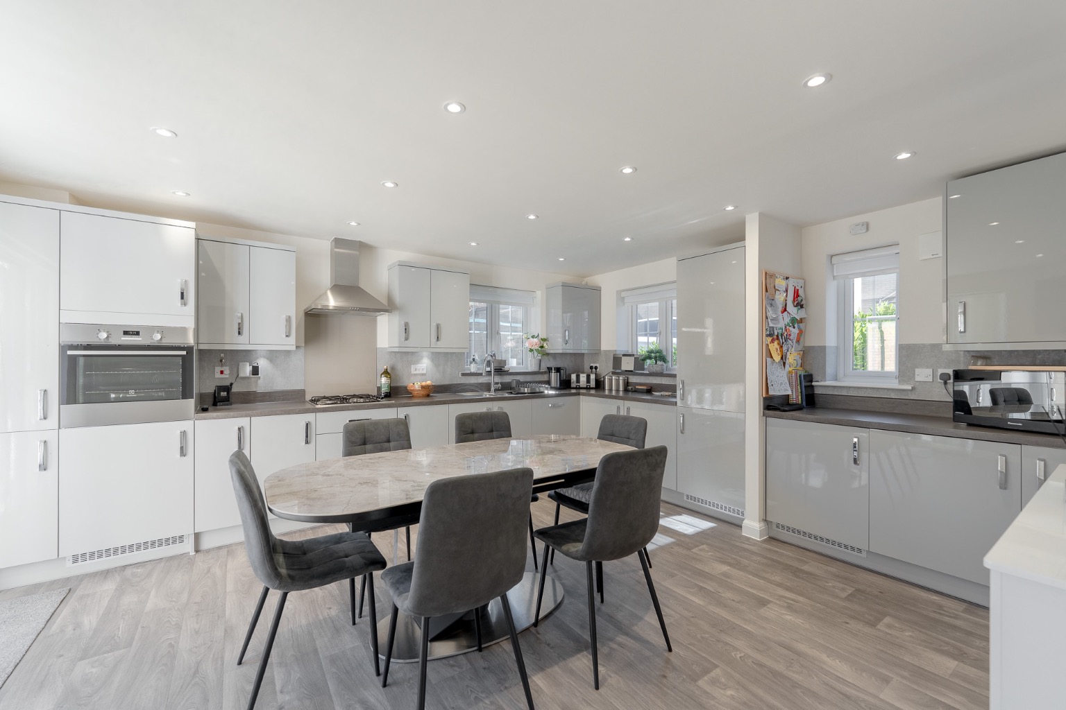 4 bed detached house for sale in Innkeeper Way, Huntingdon 3
