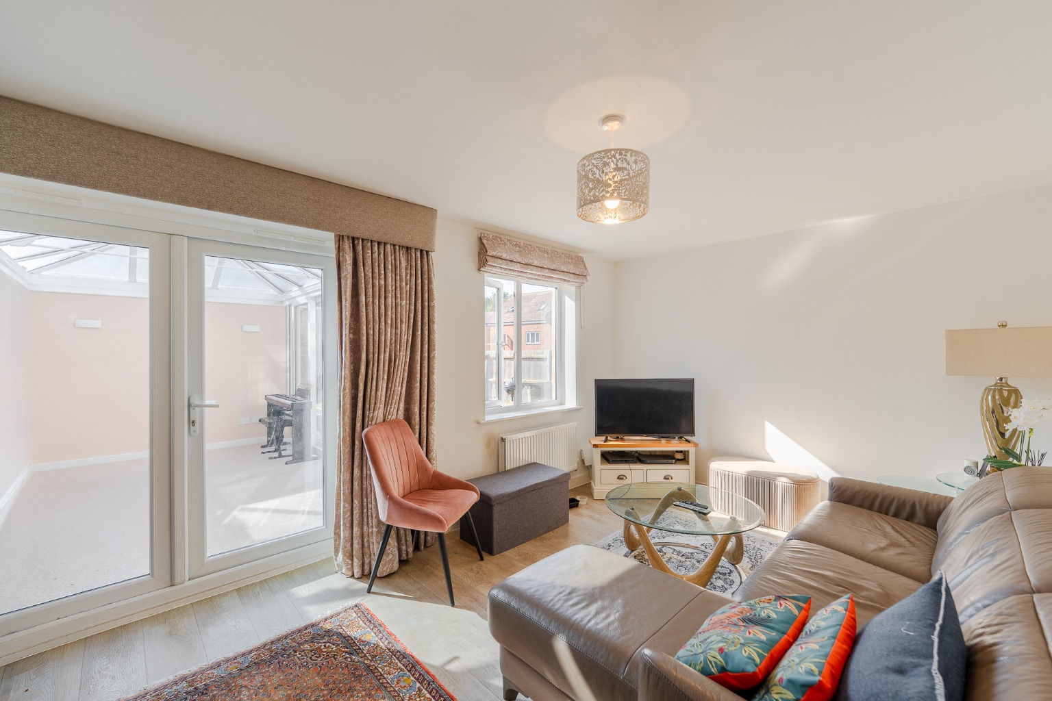 4 bed end of terrace house for sale in Bloomfield Drive, Huntingdon 1