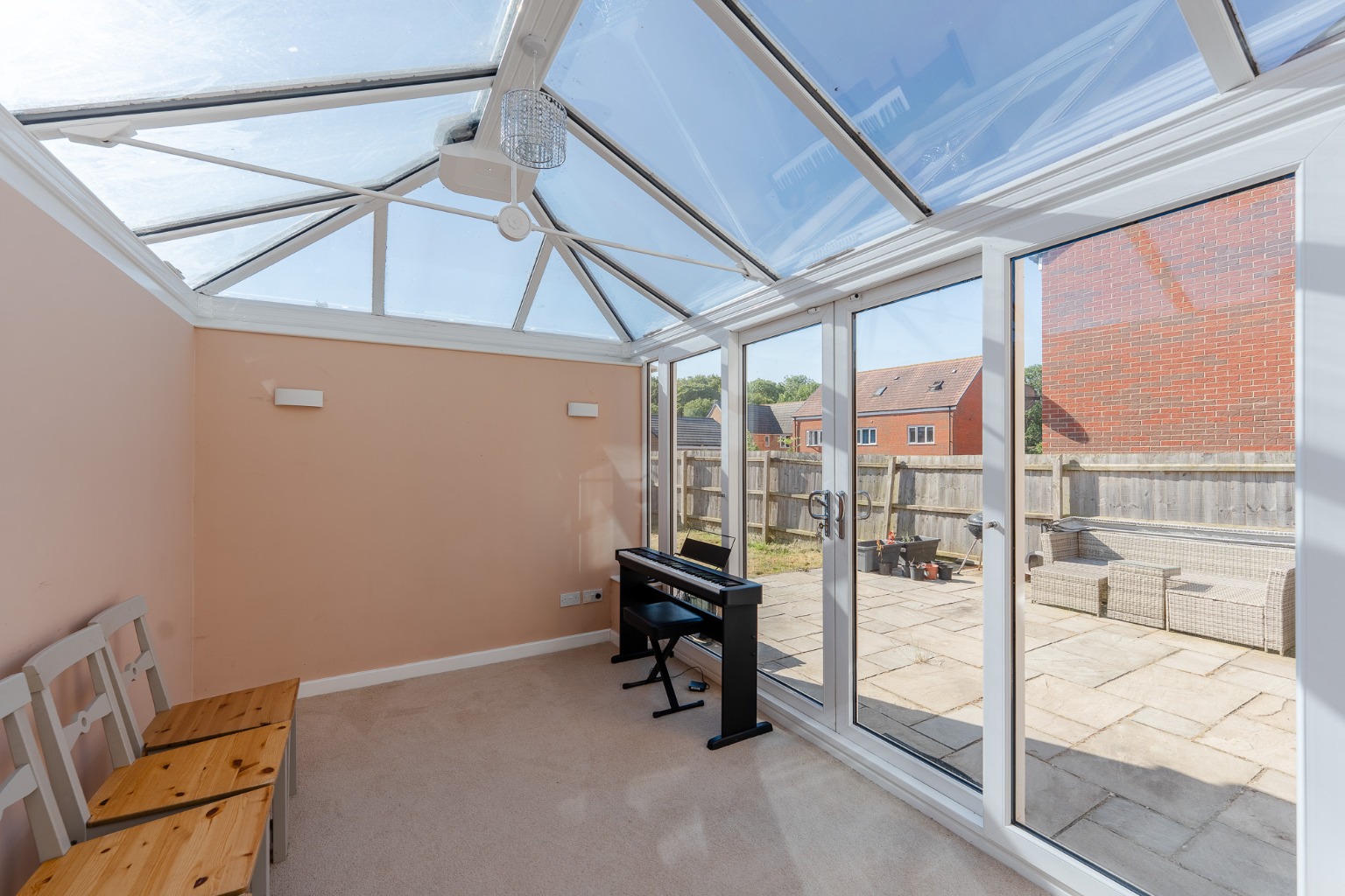 4 bed end of terrace house for sale in Bloomfield Drive, Huntingdon 4