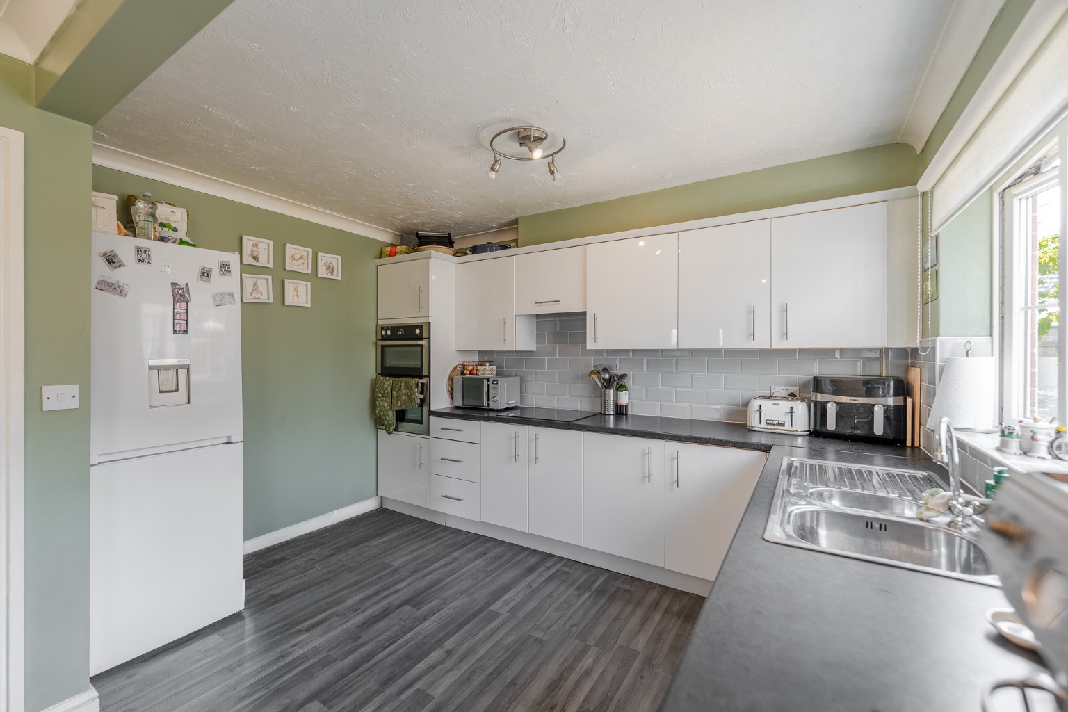4 bed detached house for sale in Drovers Close, Huntingdon 4