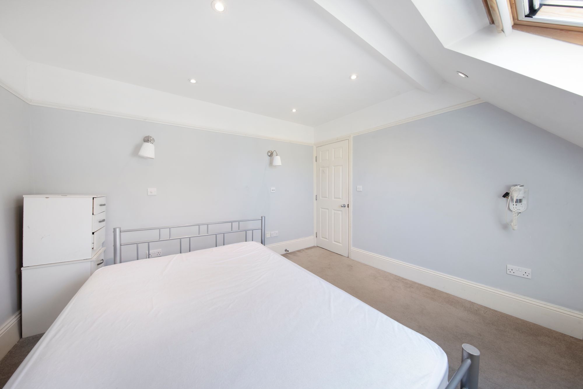 1 bed flat to rent in High Street, Croydon  - Property Image 14