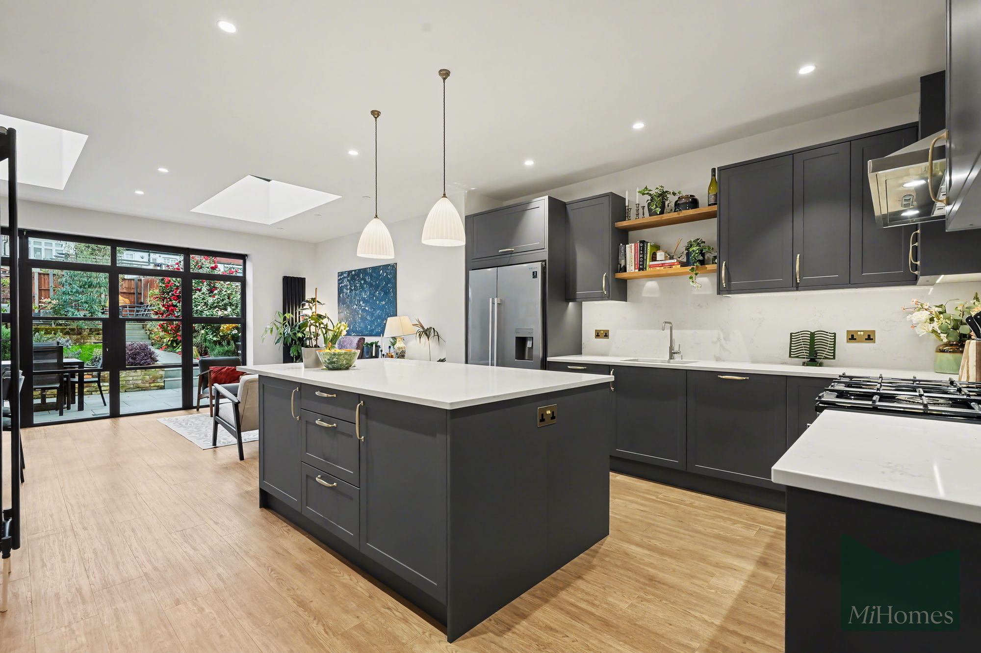 4 bed mid-terraced house for sale in Windsor Drive, Barnet, EN4 - Property Image 2