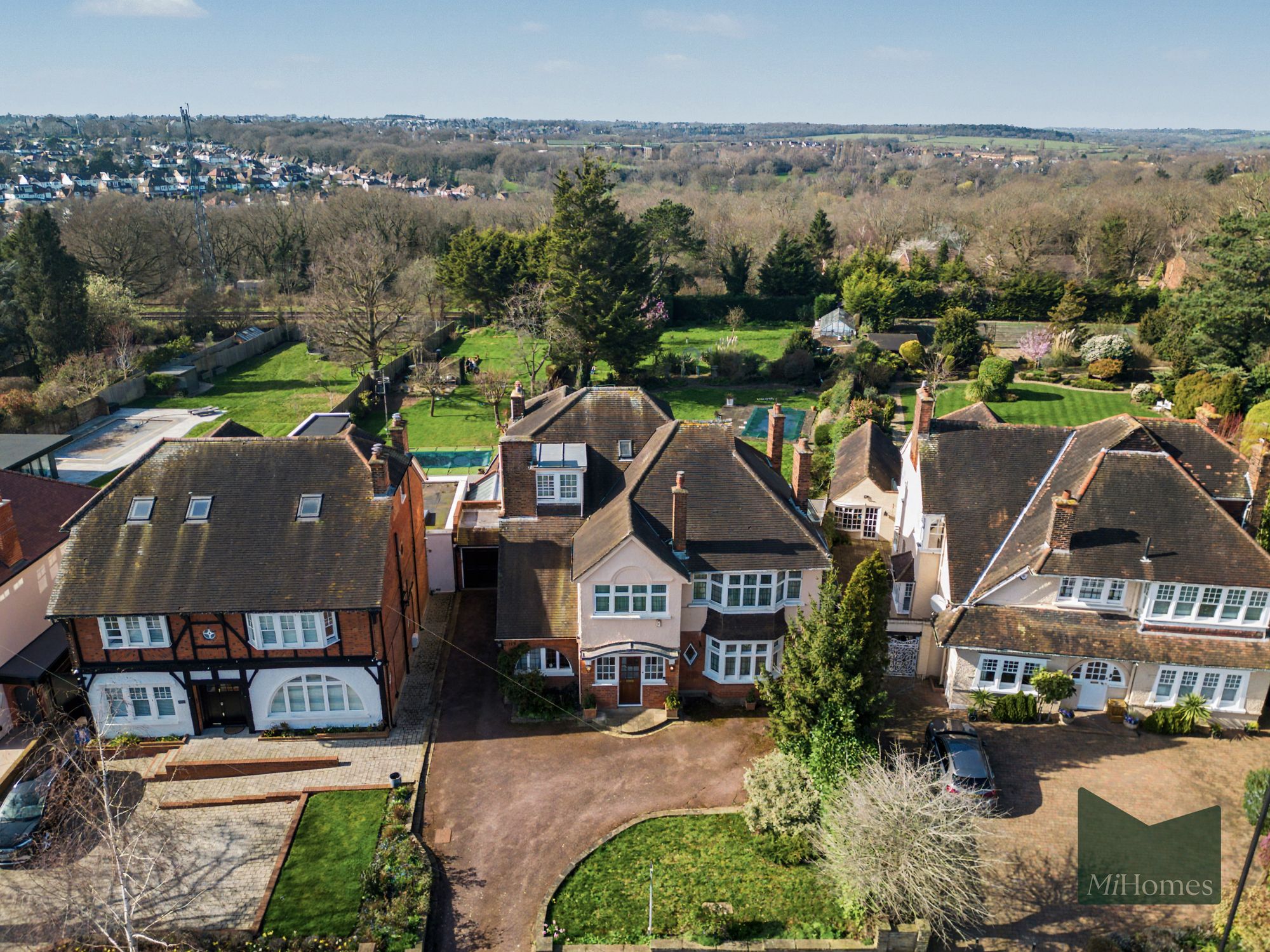 6 bed detached house for sale in The Chine, London, N21  - Property Image 3