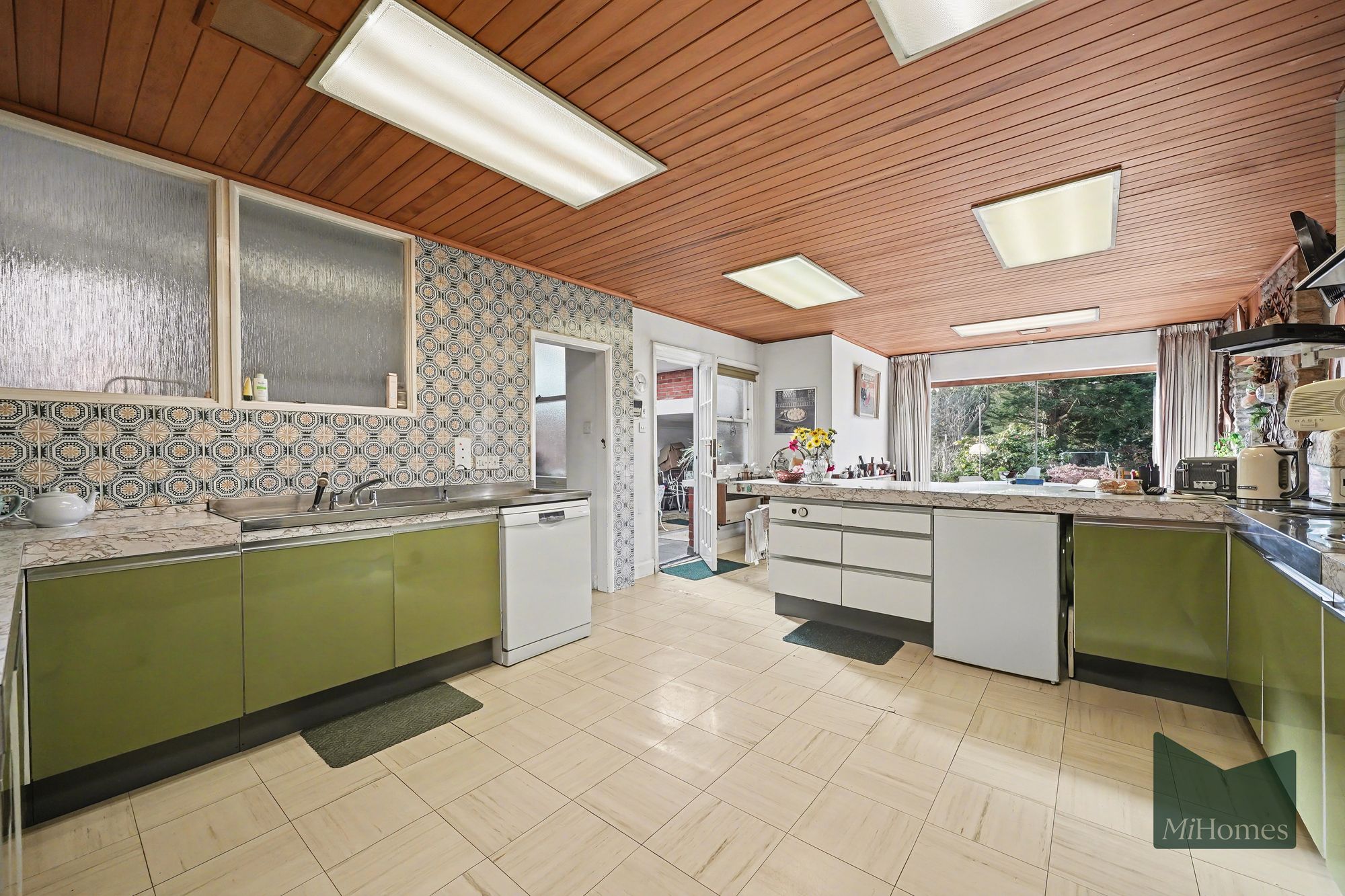 6 bed detached house for sale in The Chine, London, N21  - Property Image 10