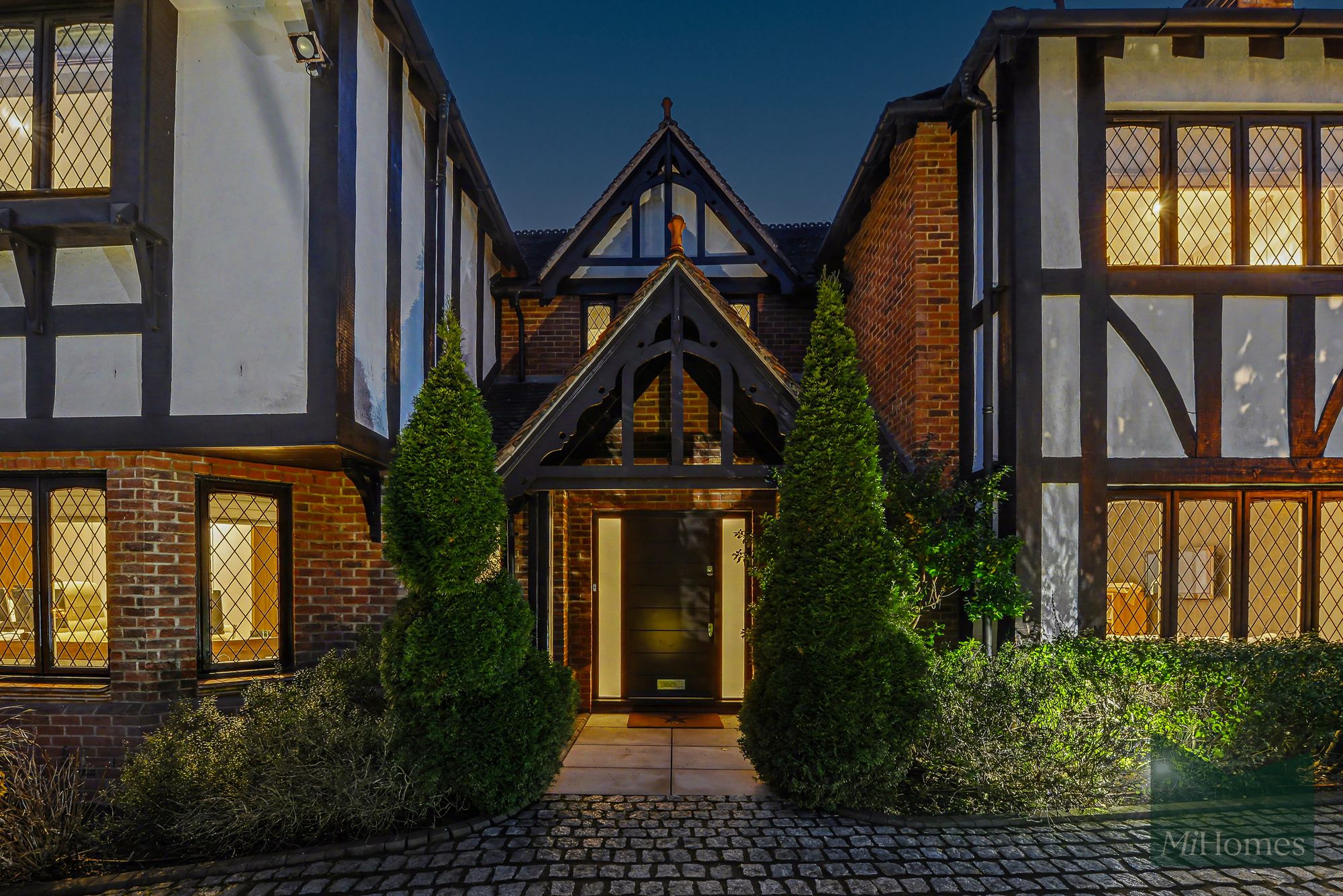 4 bed detached house for sale in Pagitts Grove, Barnet, EN4  - Property Image 4