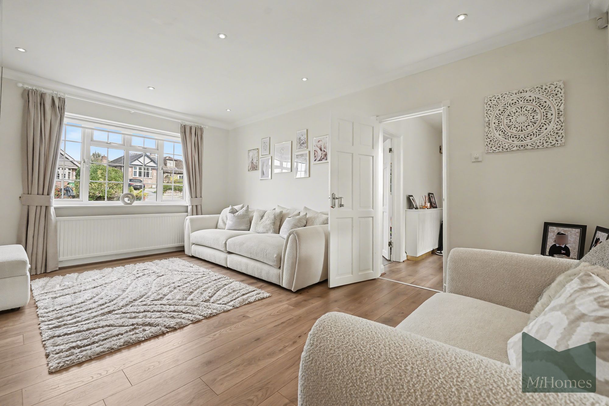 3 bed semi-detached house for sale in Billy Lows Lane, Potters Bar, EN6 - Property Image 3