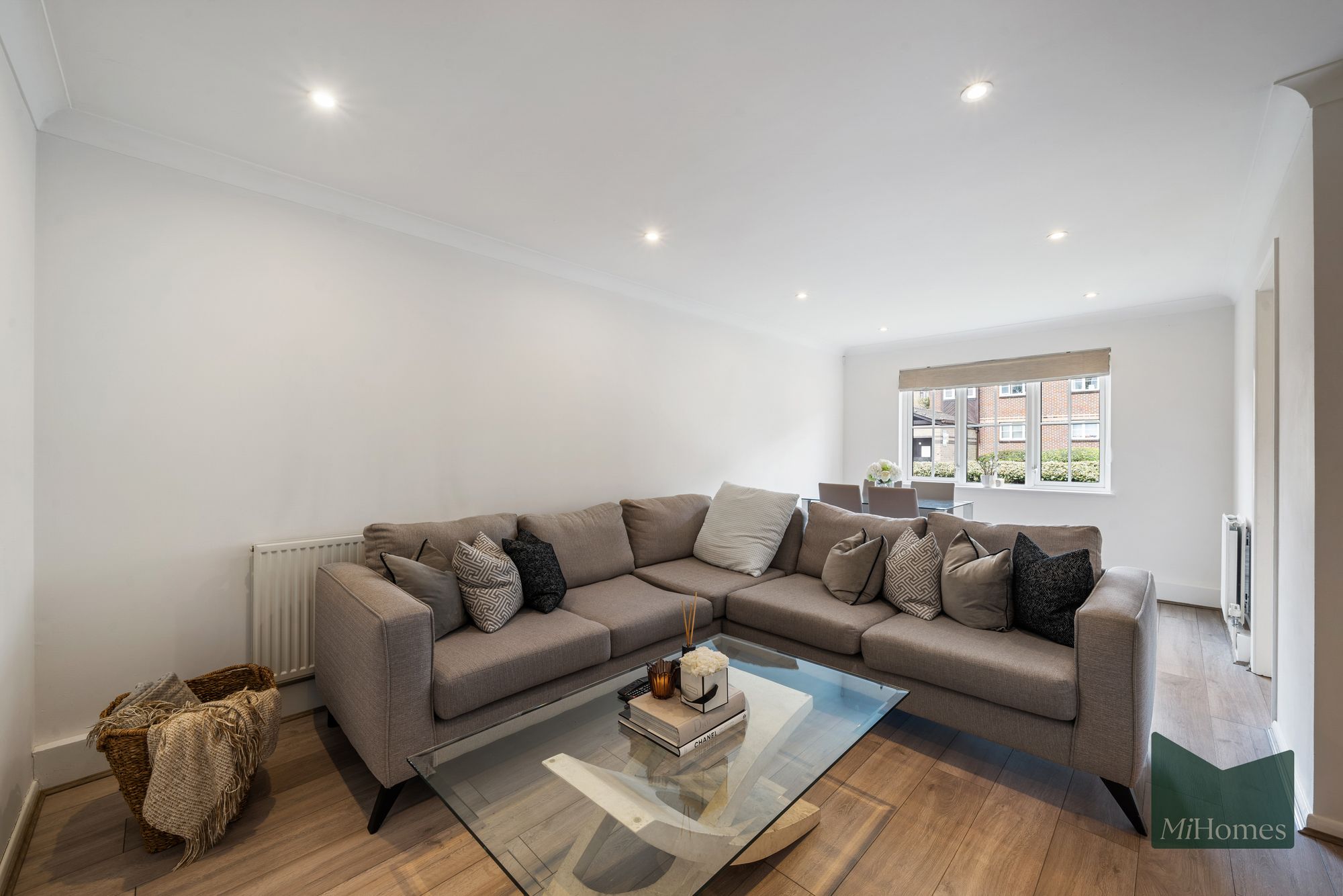 2 bed flat to rent in Waverley Road, Enfield, EN2 - Property Image 2