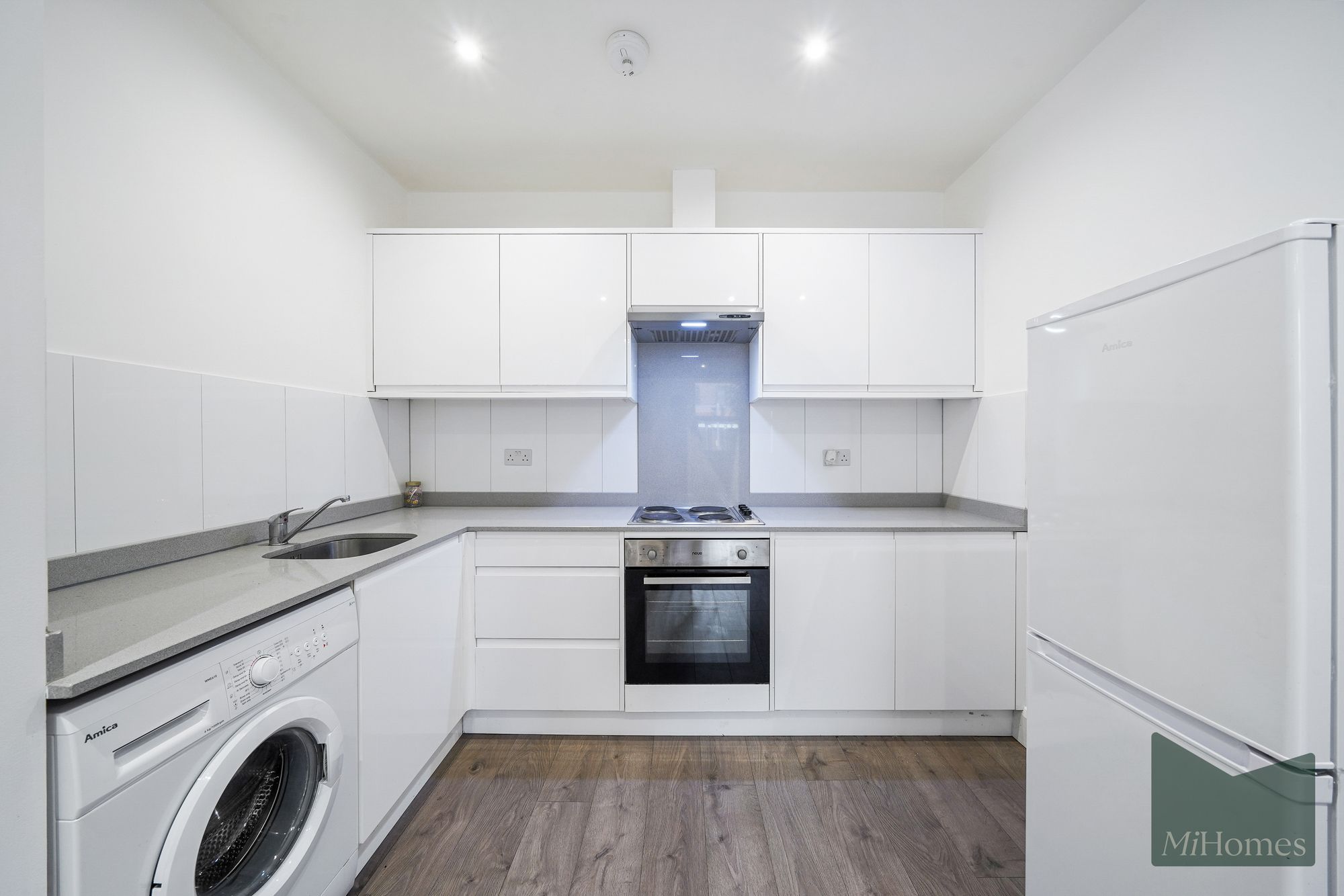 2 bed flat to rent in High Street, Key Point, EN6