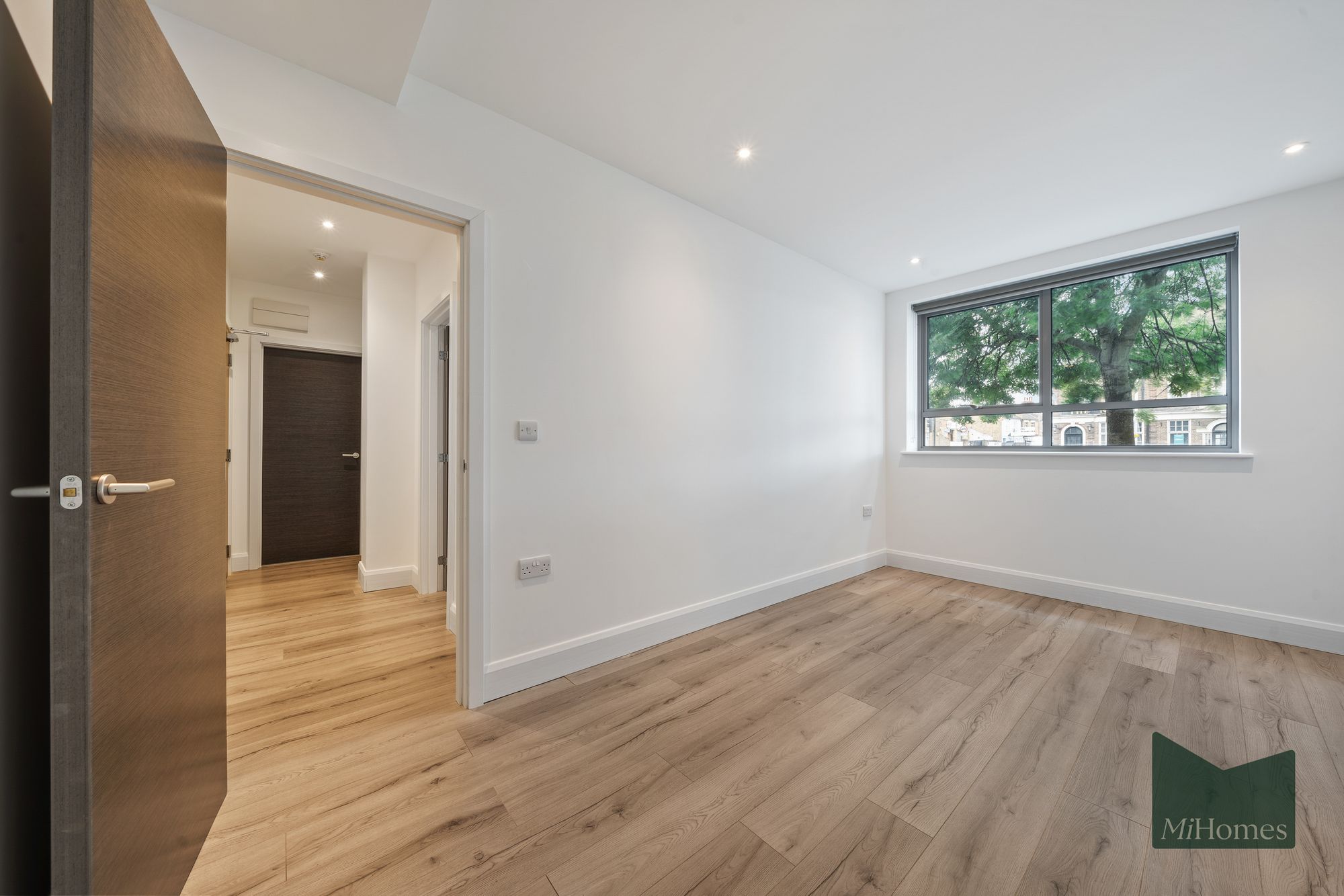 2 bed flat to rent in Newport Road, Link House Newport Road, UB4 - Property Image 2