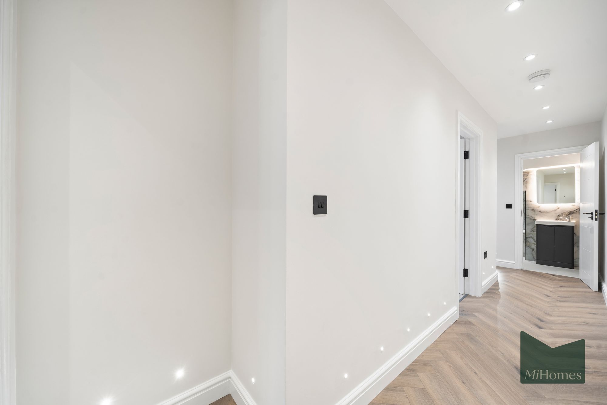 2 bed ground floor flat to rent in Belsize Avenue, London, N13 - Property Image 8