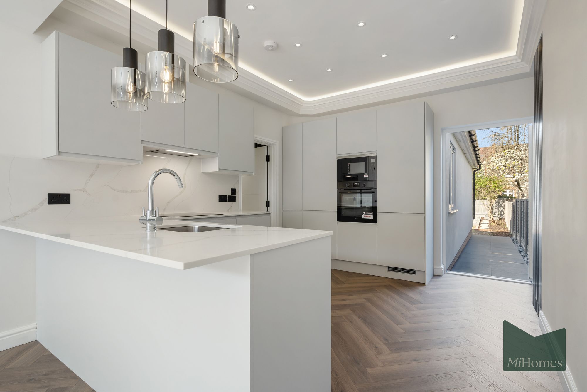 2 bed ground floor flat to rent in Belsize Avenue, London, N13 - Property Image 4