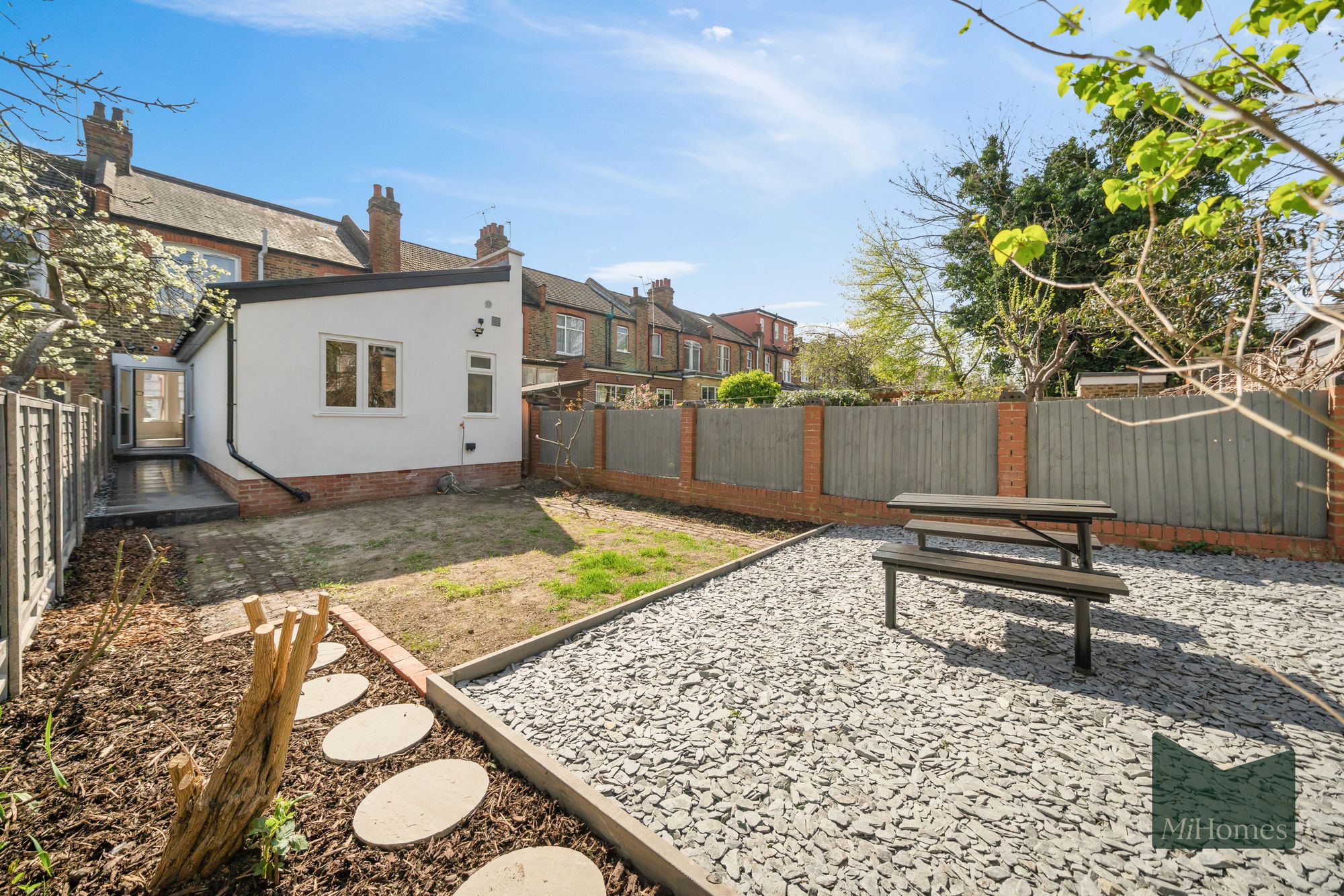 2 bed ground floor flat to rent in Belsize Avenue, London, N13 - Property Image 2