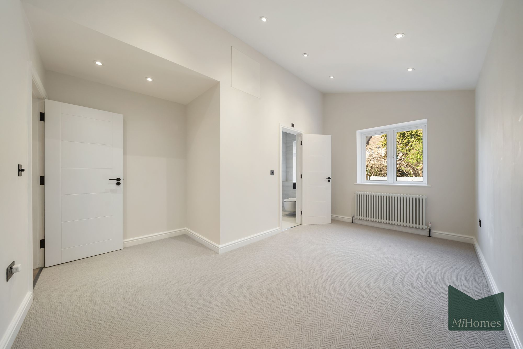 2 bed ground floor flat to rent in Belsize Avenue, London, N13 - Property Image 9