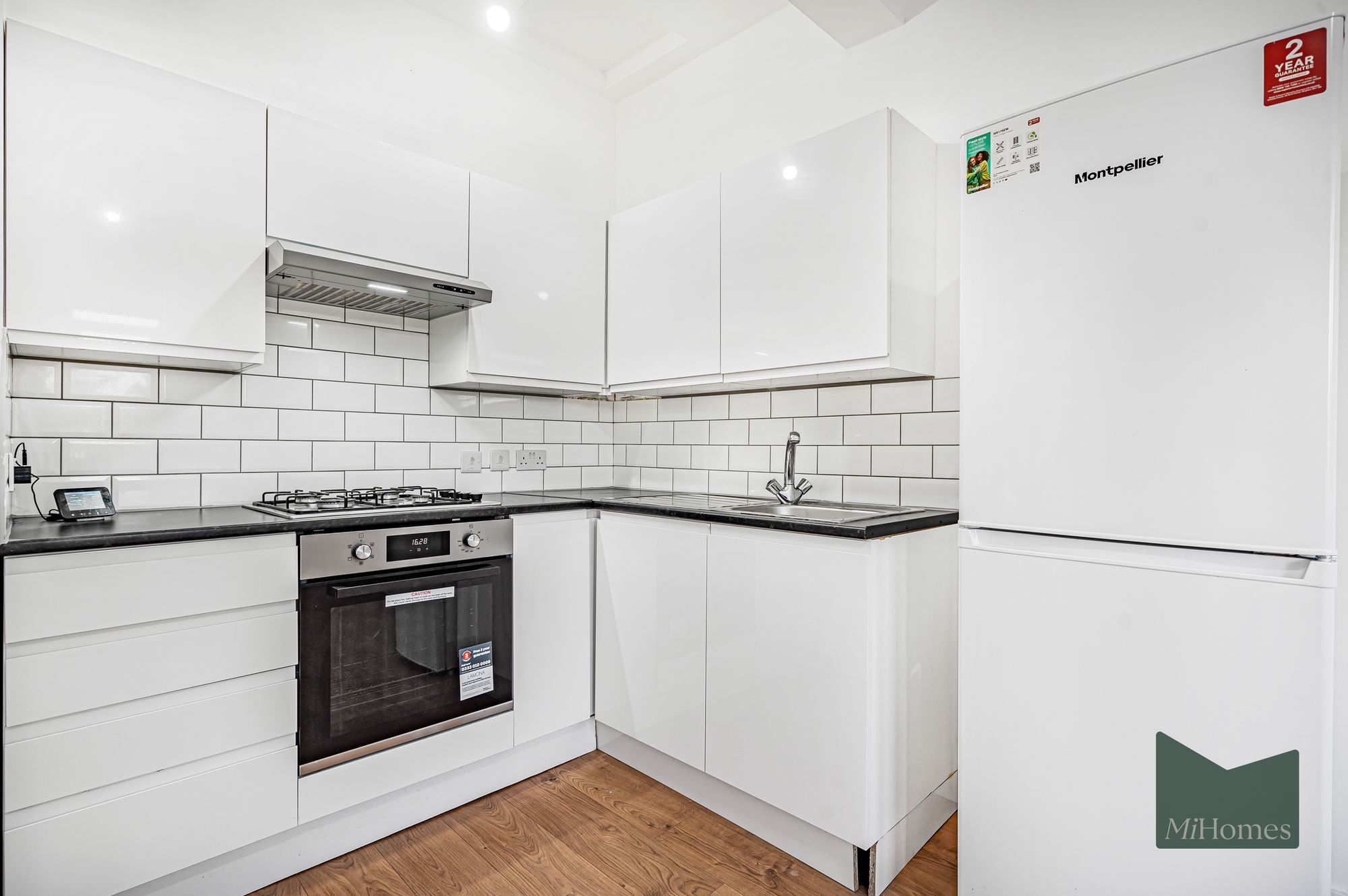 2 bed flat to rent in Turnpike Lane, London, N8 - Property Image 2