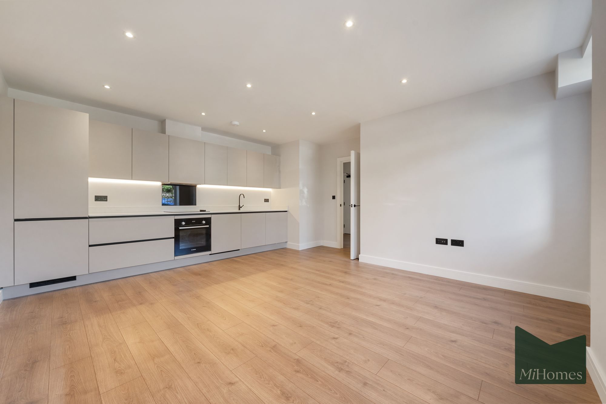 2 bed flat to rent in Lawn Lane, Hemel Hempstead, HP3  - Property Image 2
