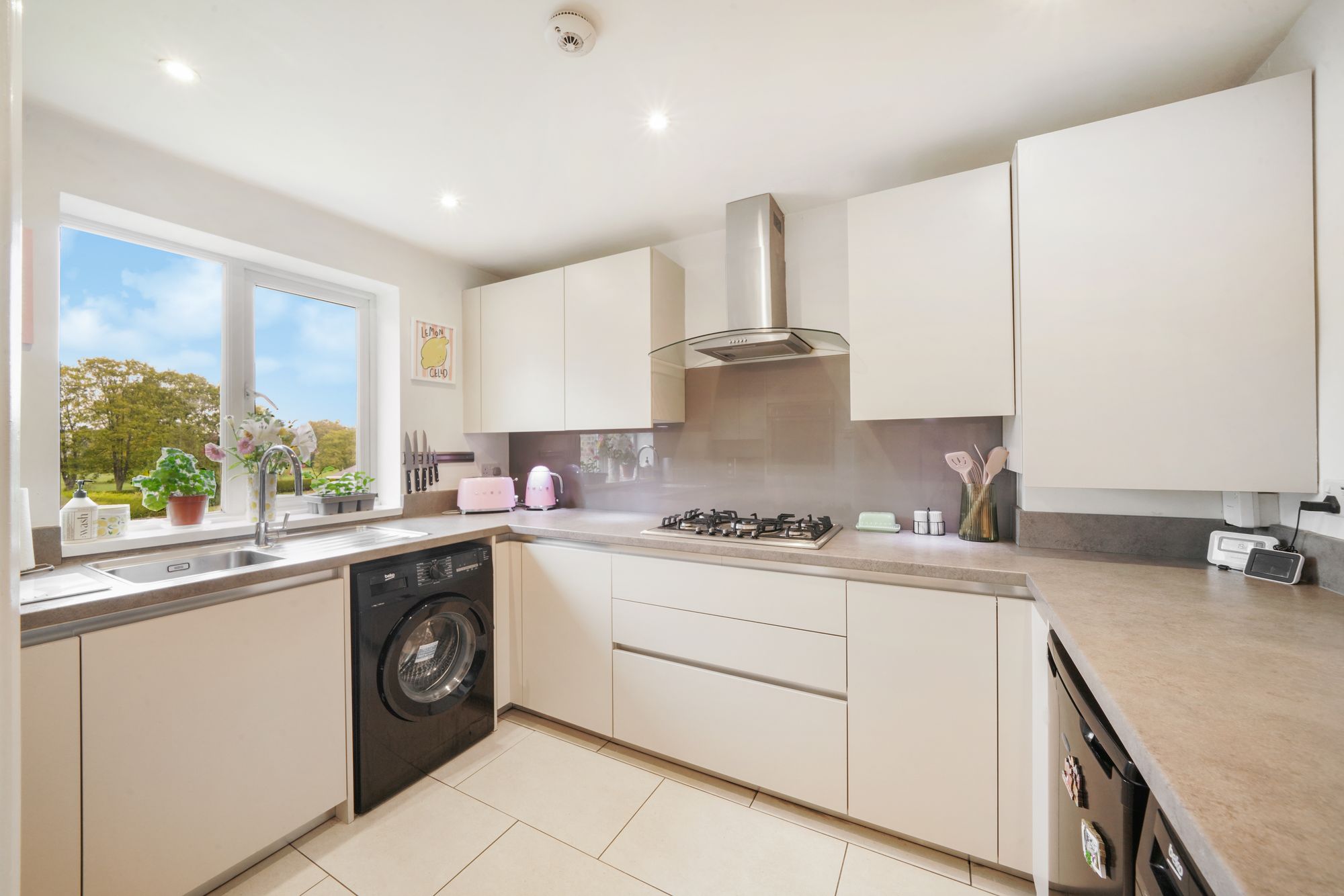 1 bed flat to rent in Sunbury Court Mews, Sunbury-On-Thames, TW16  - Property Image 2