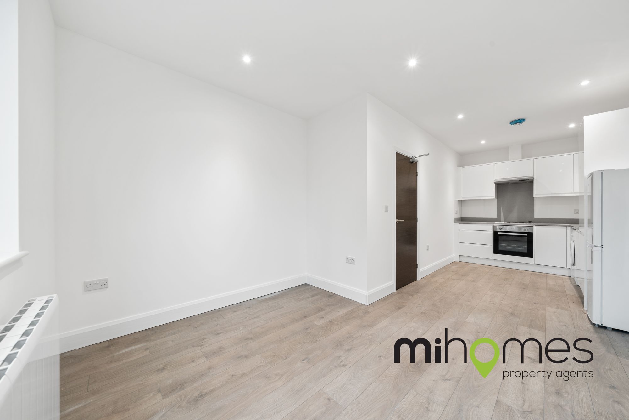 2 bed flat to rent in High Street, Key Point, EN6
