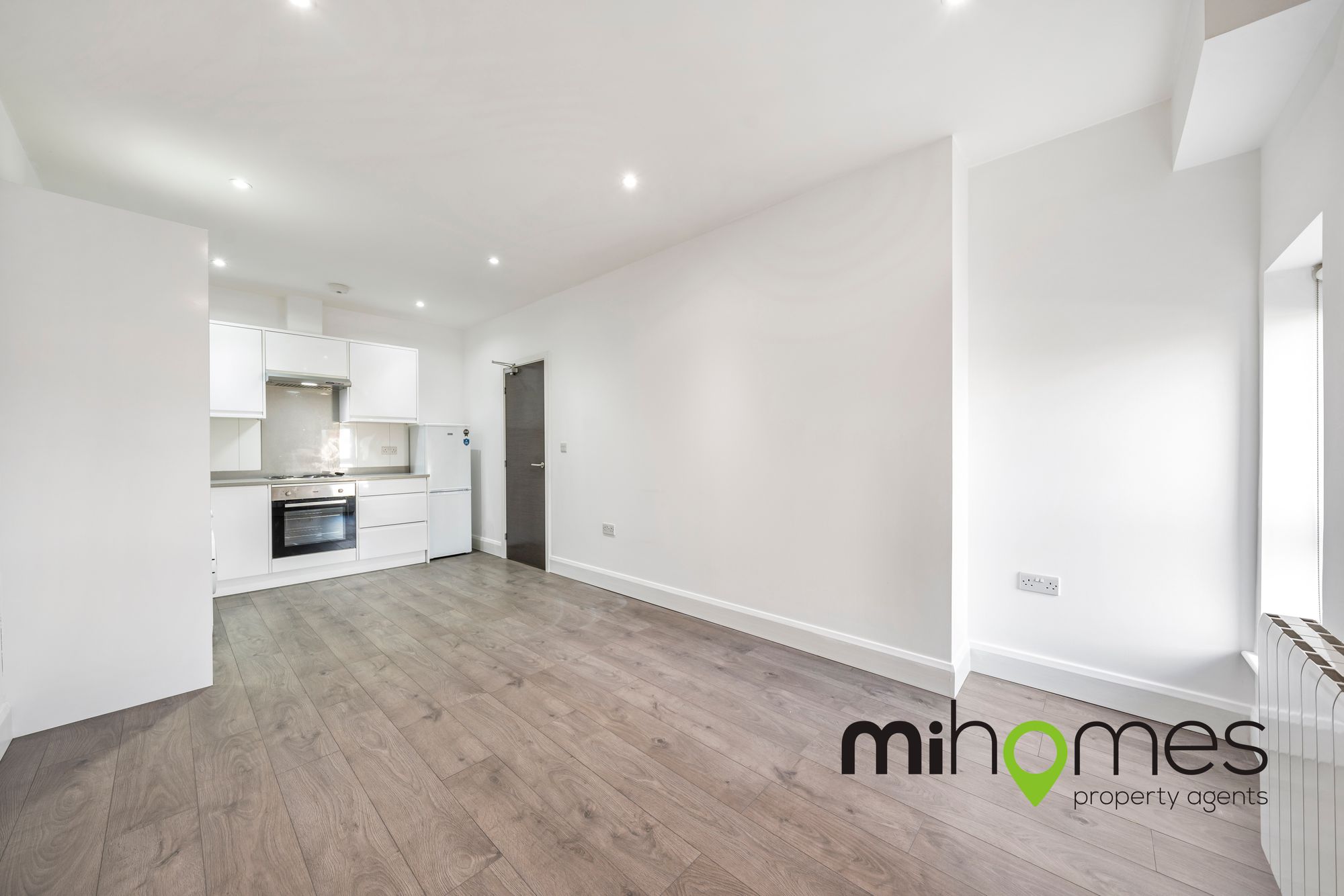 1 bed flat to rent in High Street, Potters Bar, EN6  - Property Image 1