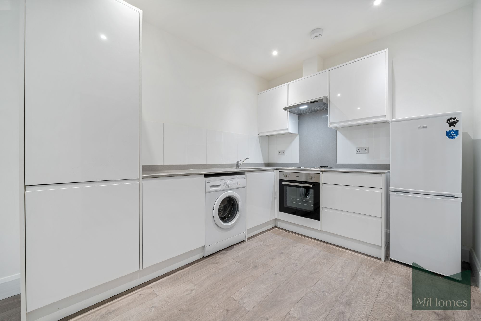 1 bed flat to rent in High Street, Potters Bar, EN6  - Property Image 1