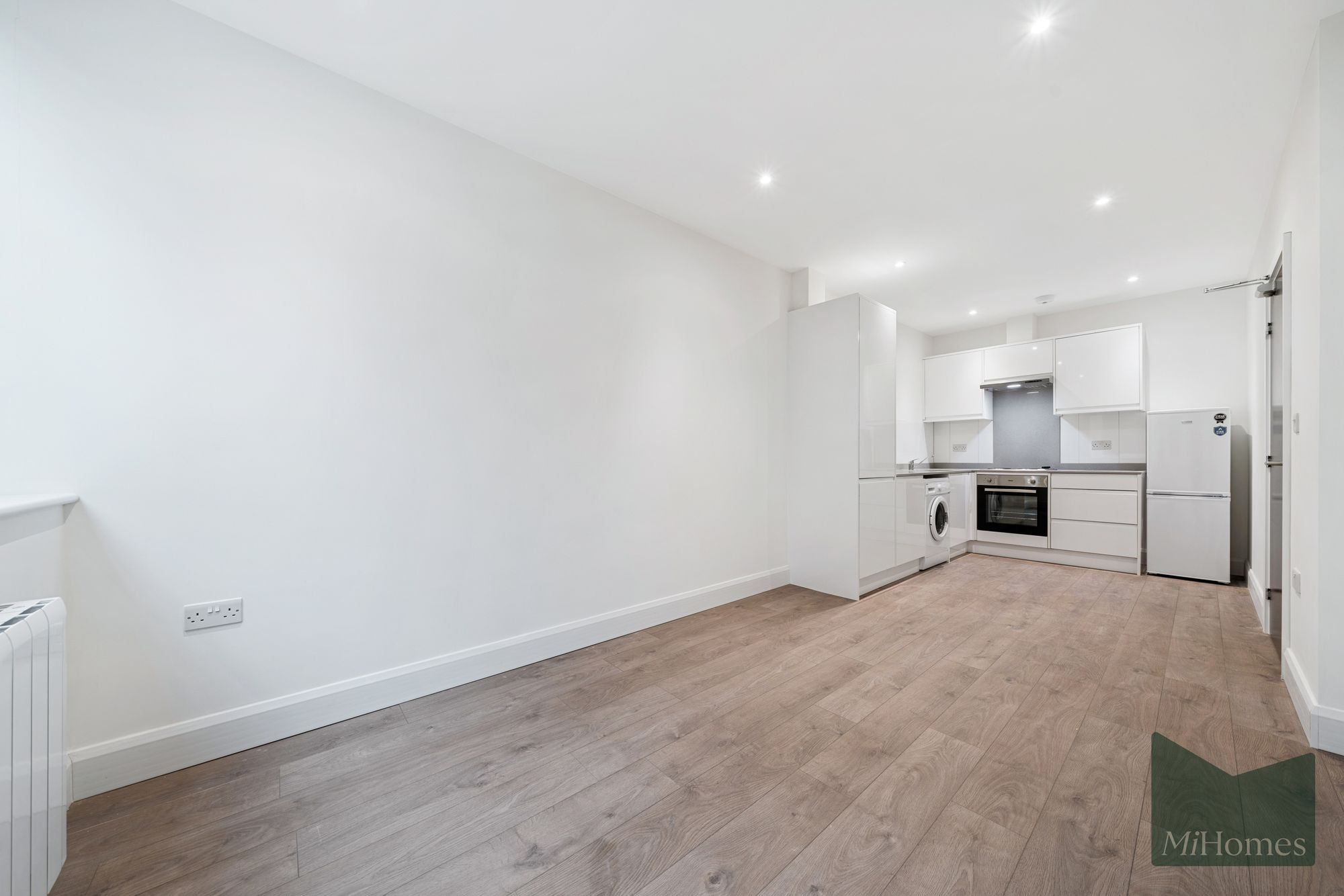1 bed flat to rent in High Street, Potters Bar, EN6  - Property Image 2