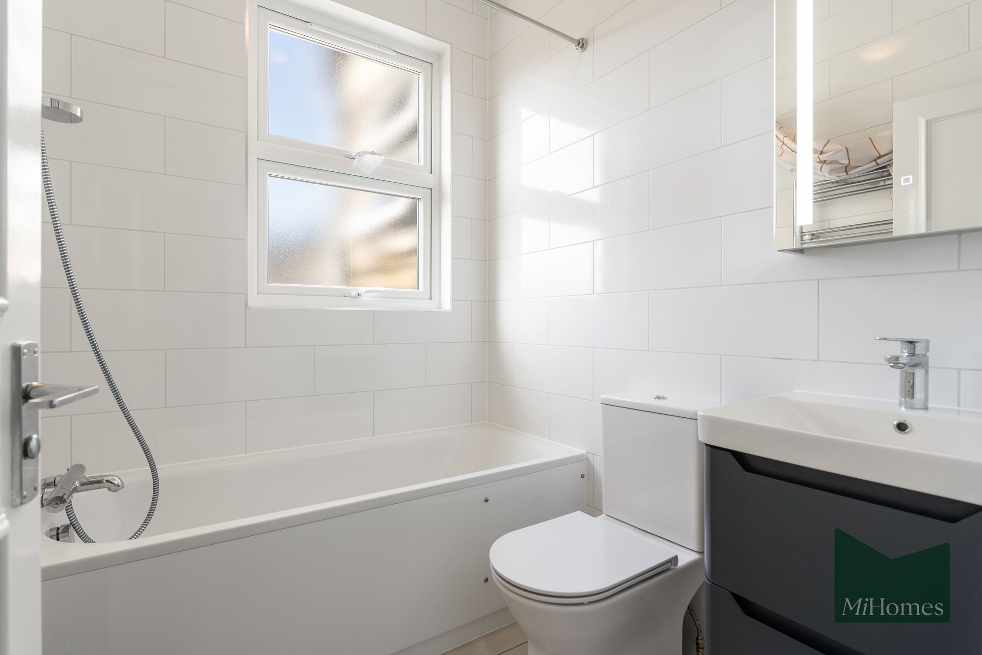 Flat to rent in Windsor Road, London, N13  - Property Image 5