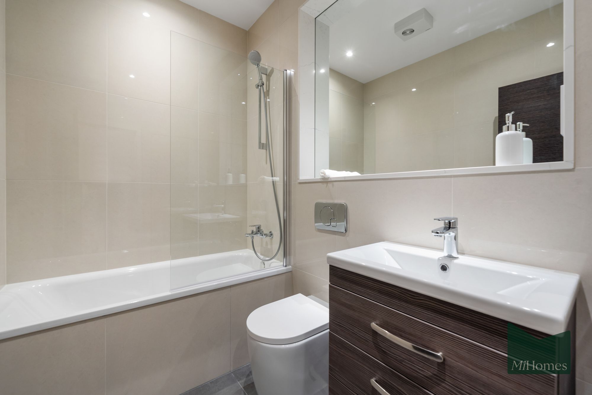 Flat to rent in Bath Road, Chesterfield House, SL1  - Property Image 9