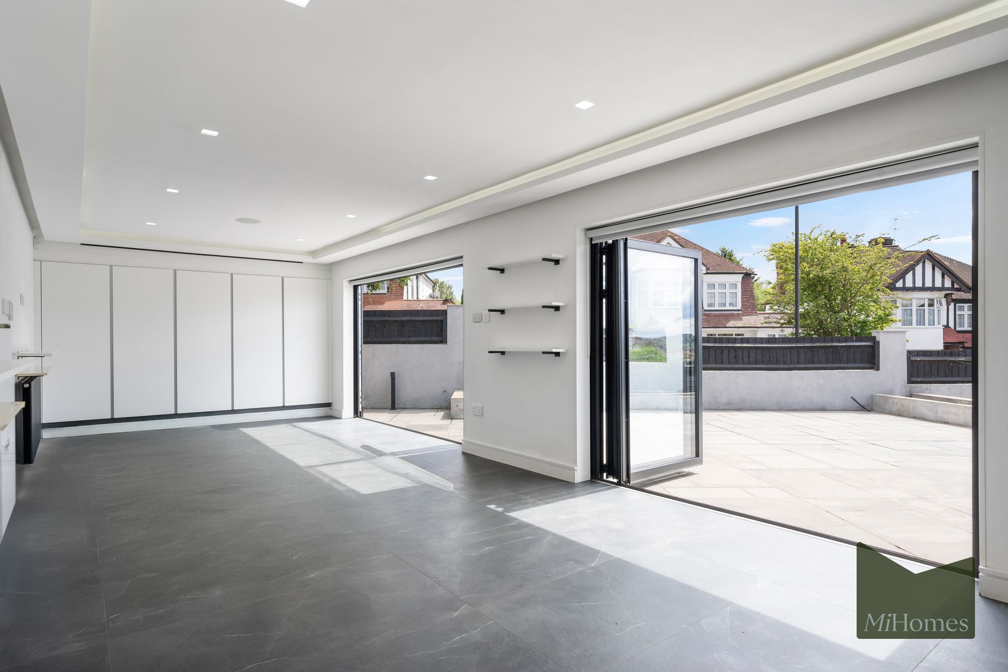 5 bed house to rent in Forestdale, London, N14 - Property Image 3