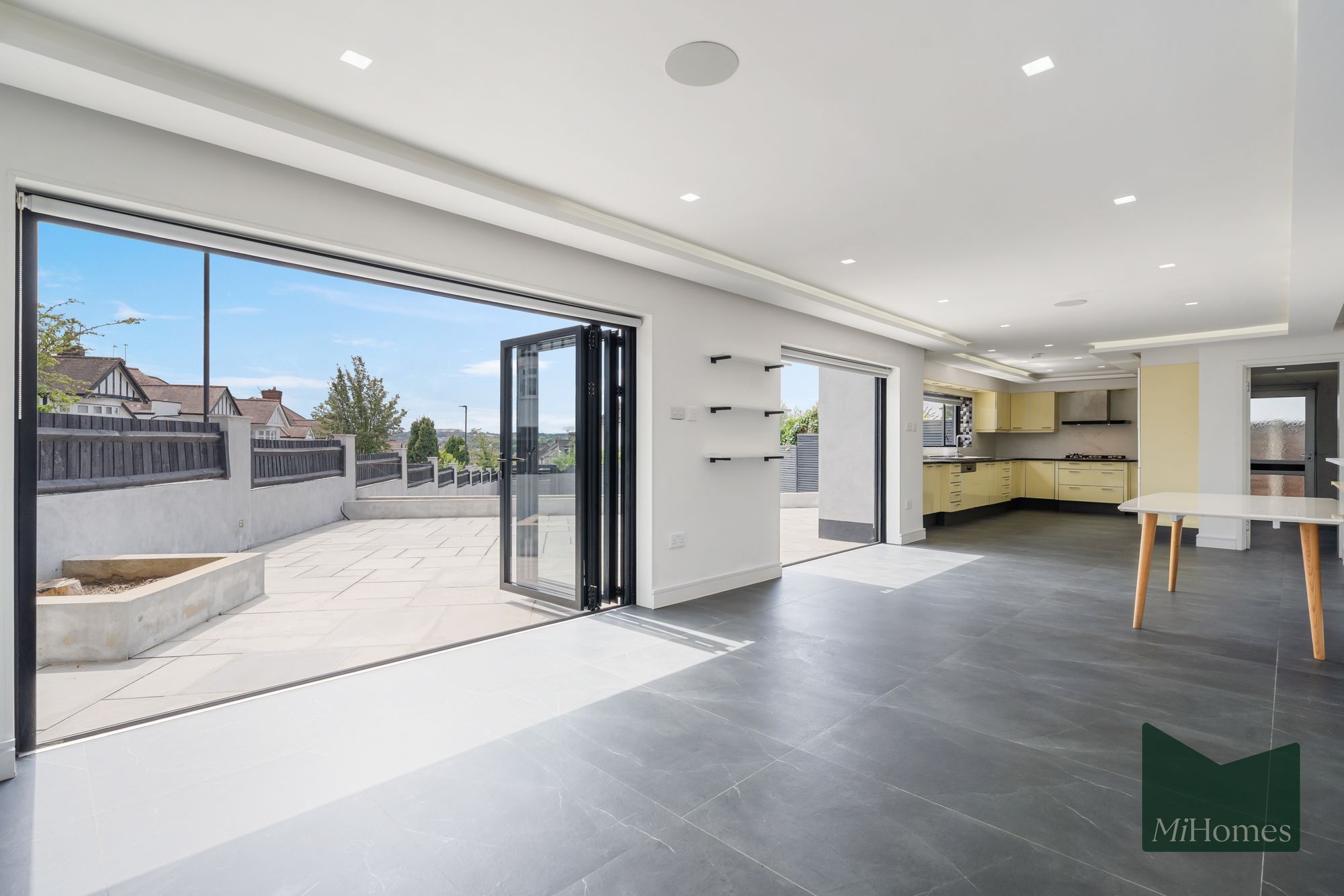 5 bed house to rent in Forestdale, London, N14 - Property Image 5