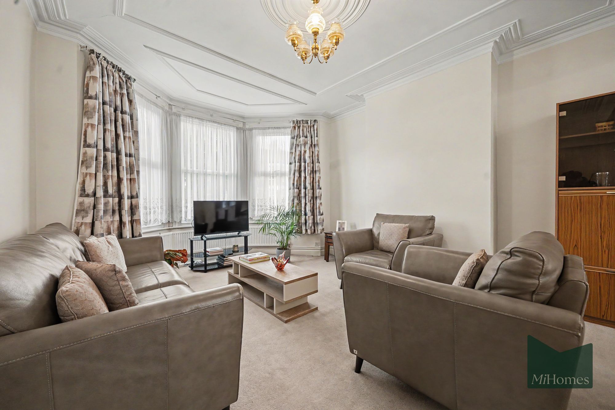 3 bed mid-terraced house for sale in Belsize Avenue, London, N13 - Property Image 5