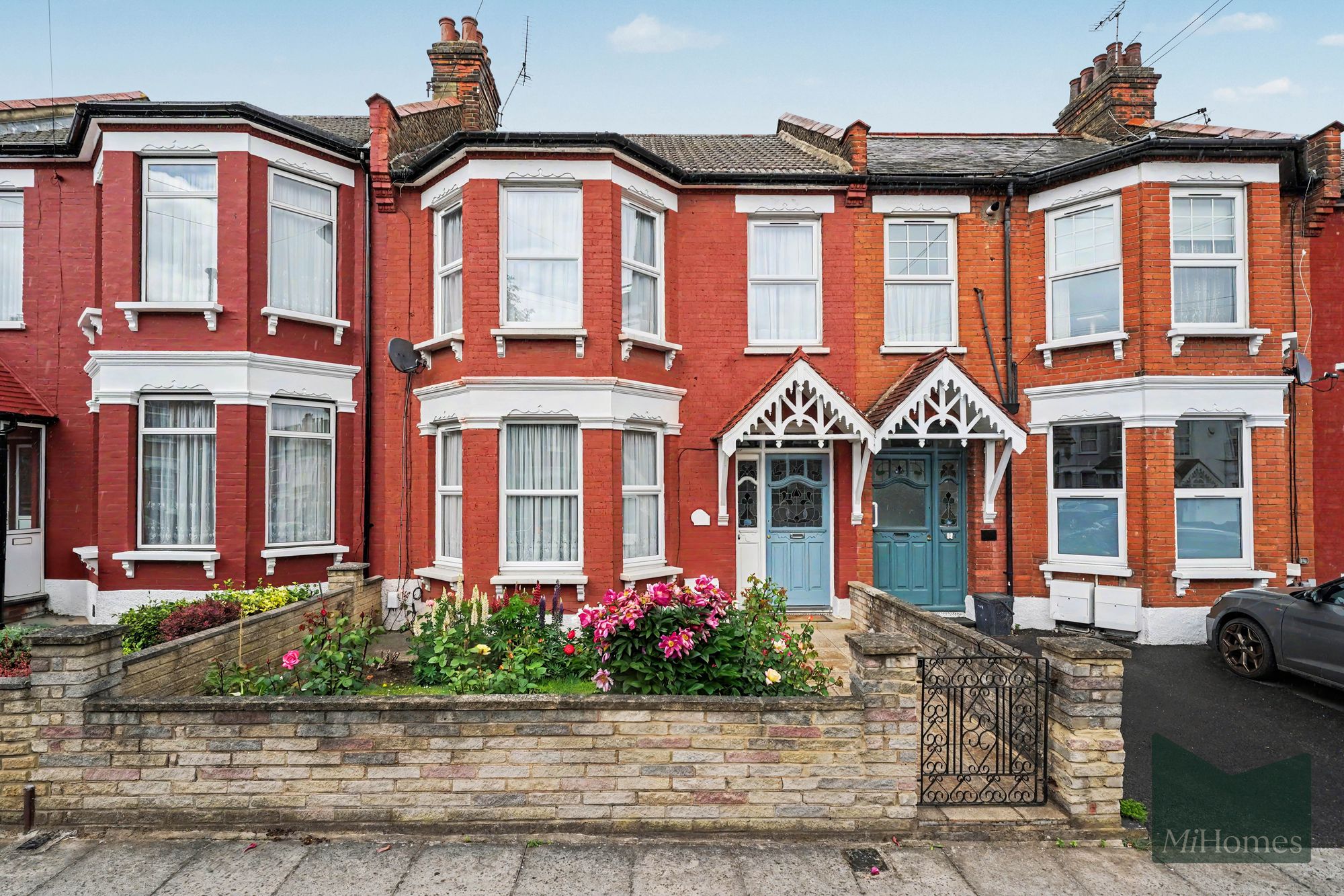 3 bed mid-terraced house for sale in Belsize Avenue, London, N13 - Property Image 1