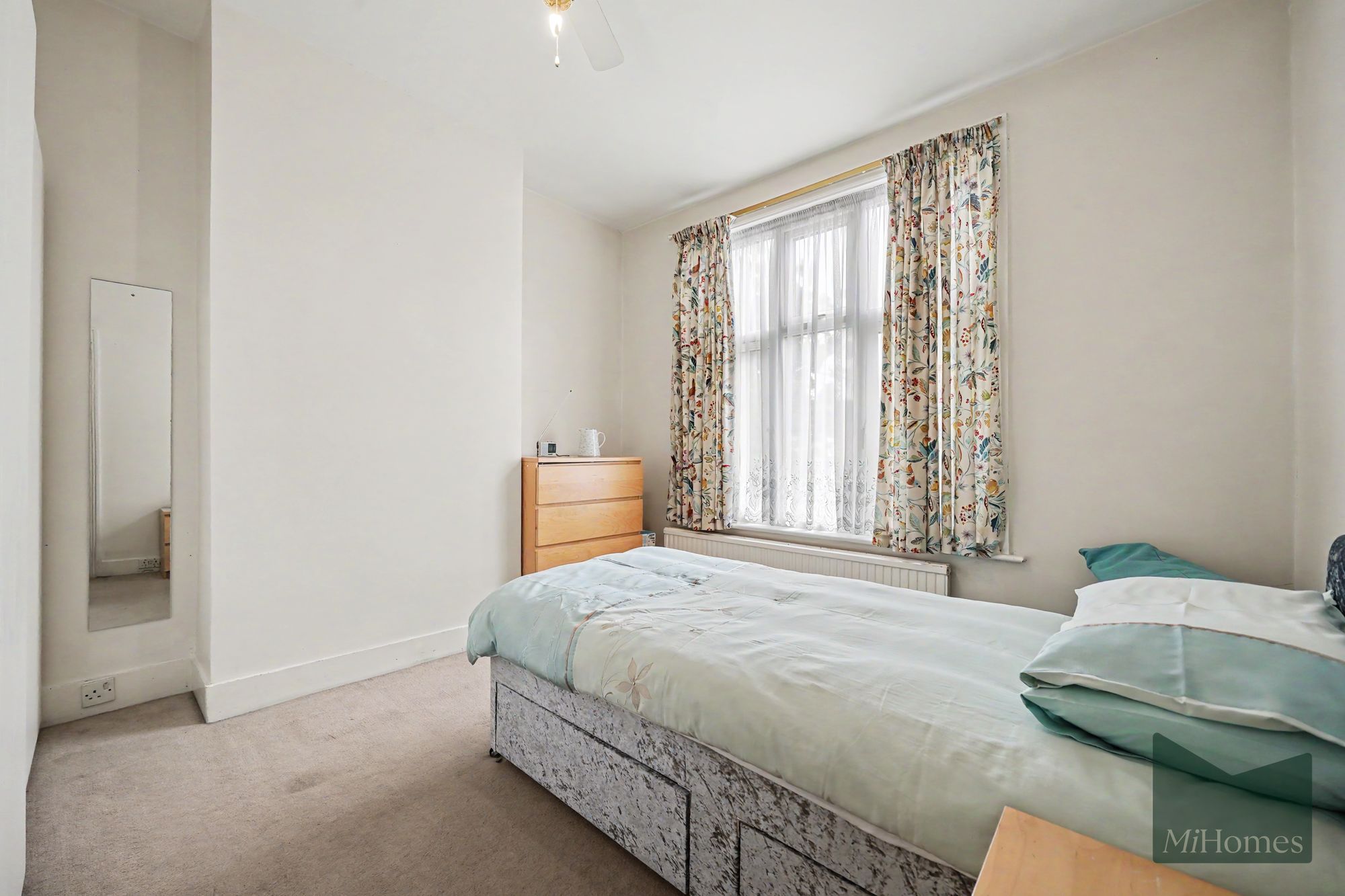 3 bed mid-terraced house for sale in Belsize Avenue, London, N13 - Property Image 16