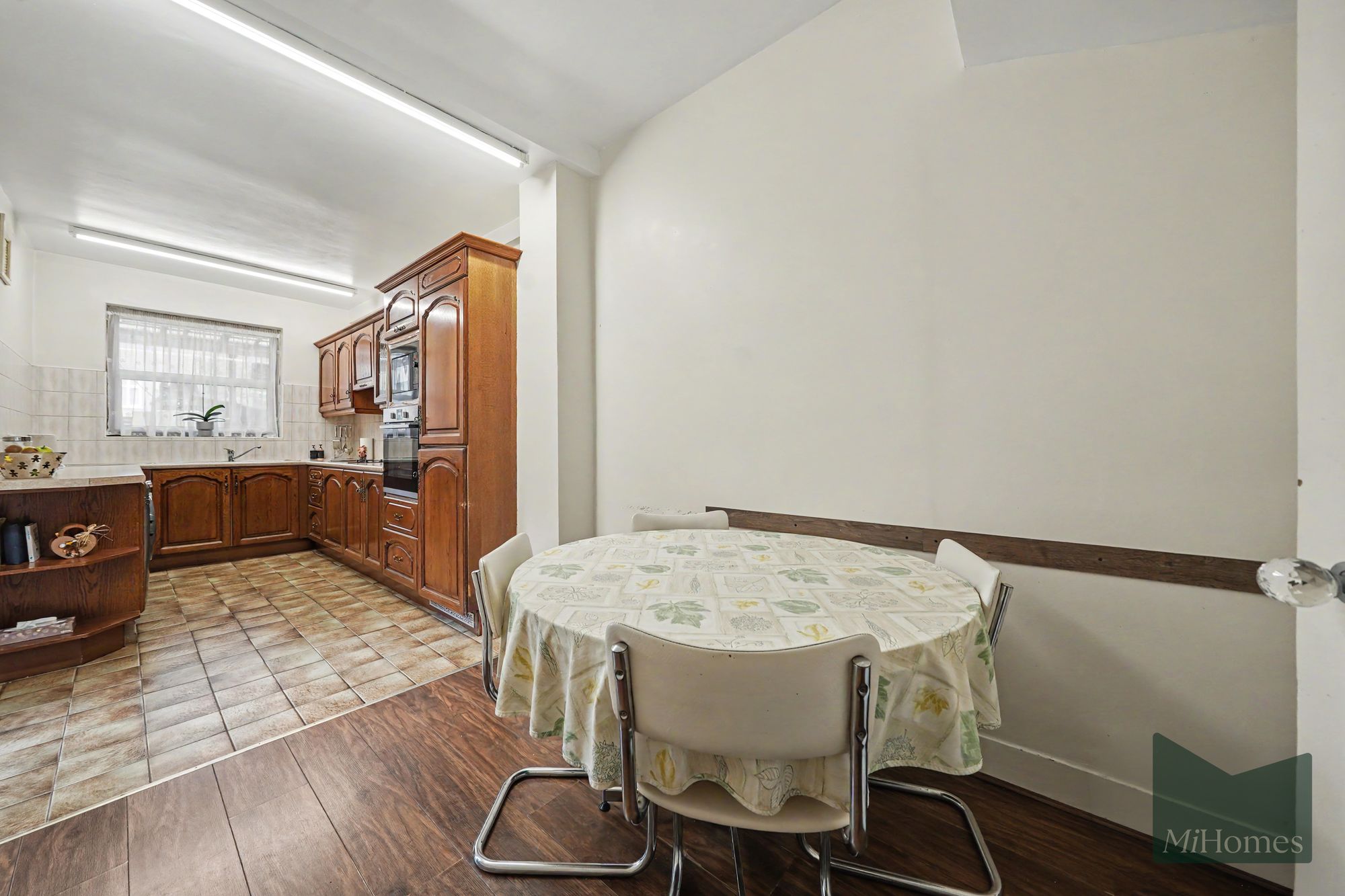 3 bed mid-terraced house for sale in Belsize Avenue, London, N13 - Property Image 4