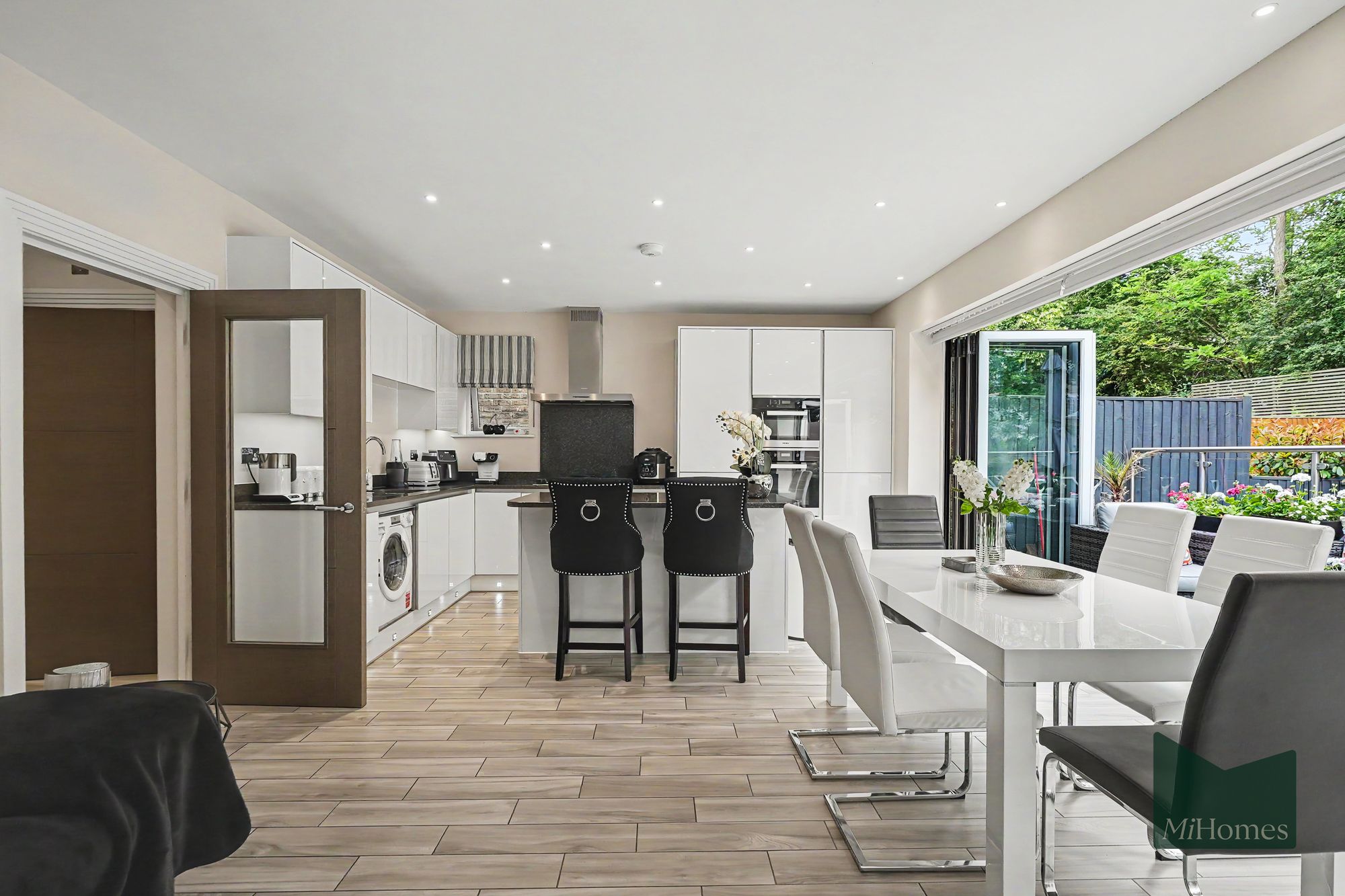 4 bed mid-terraced house for sale in Wellston Crescent, London, N14 - Property Image 7