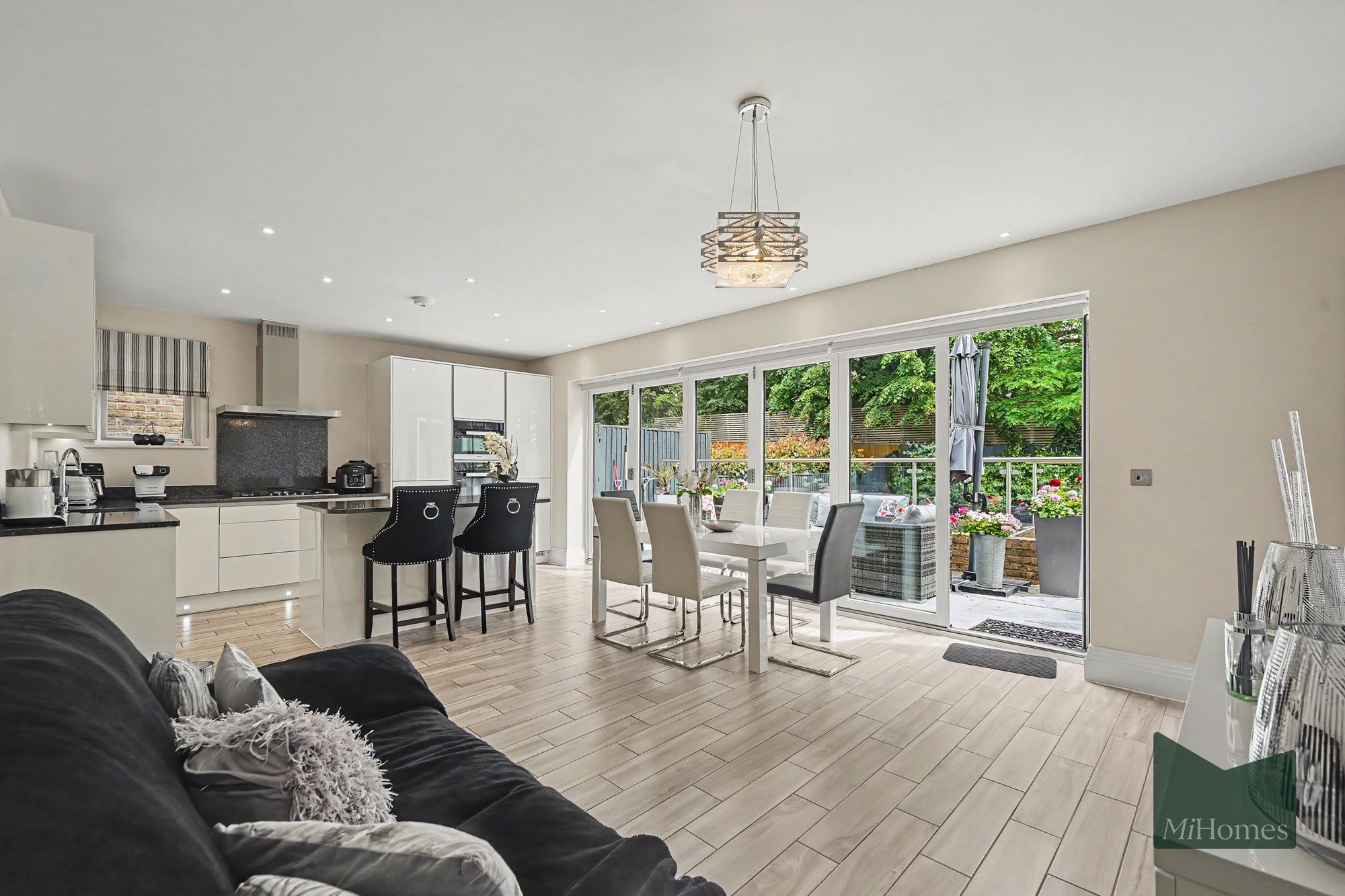 4 bed mid-terraced house for sale in Wellston Crescent, London, N14 - Property Image 3
