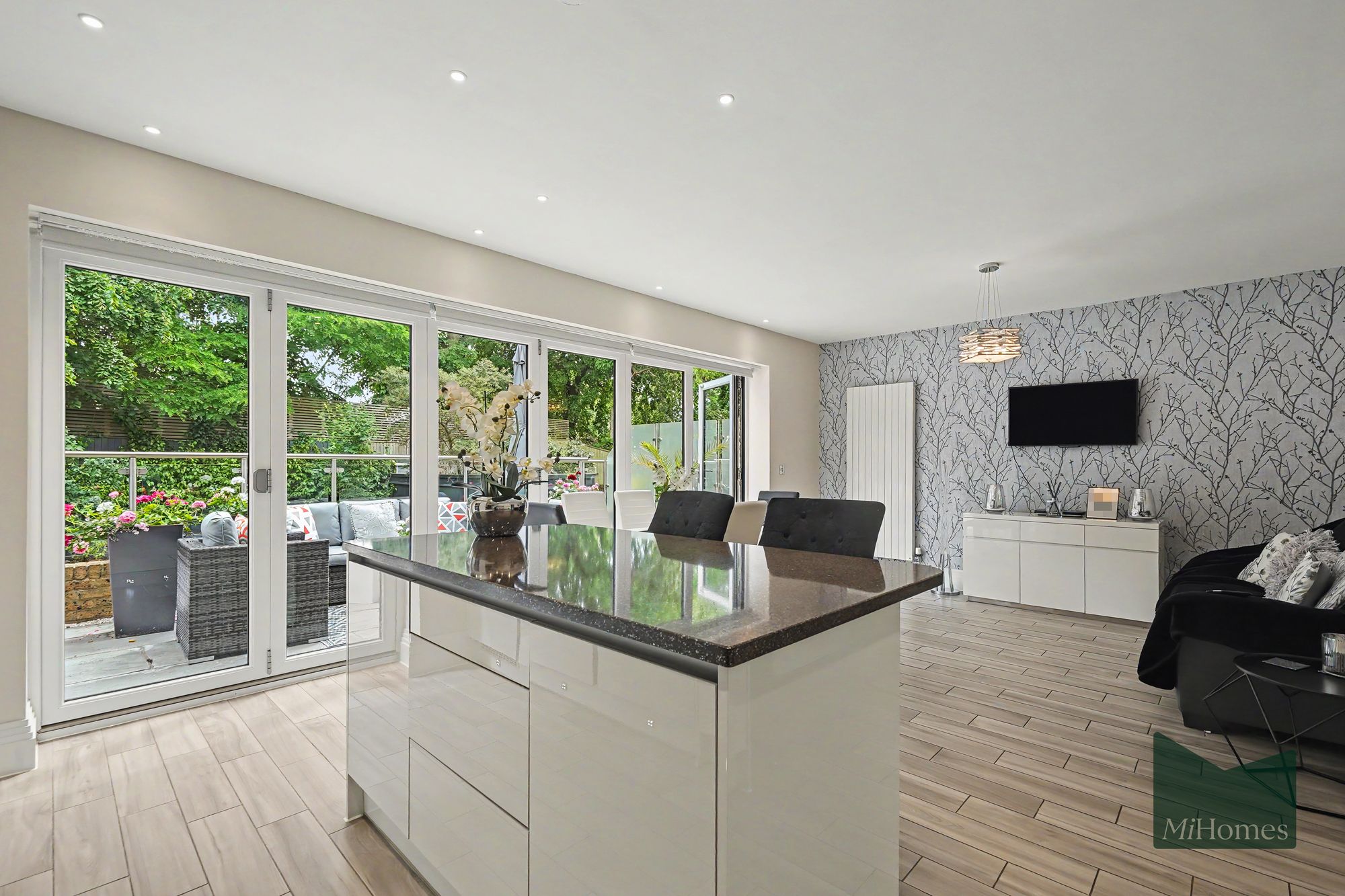4 bed mid-terraced house for sale in Wellston Crescent, London, N14 - Property Image 2