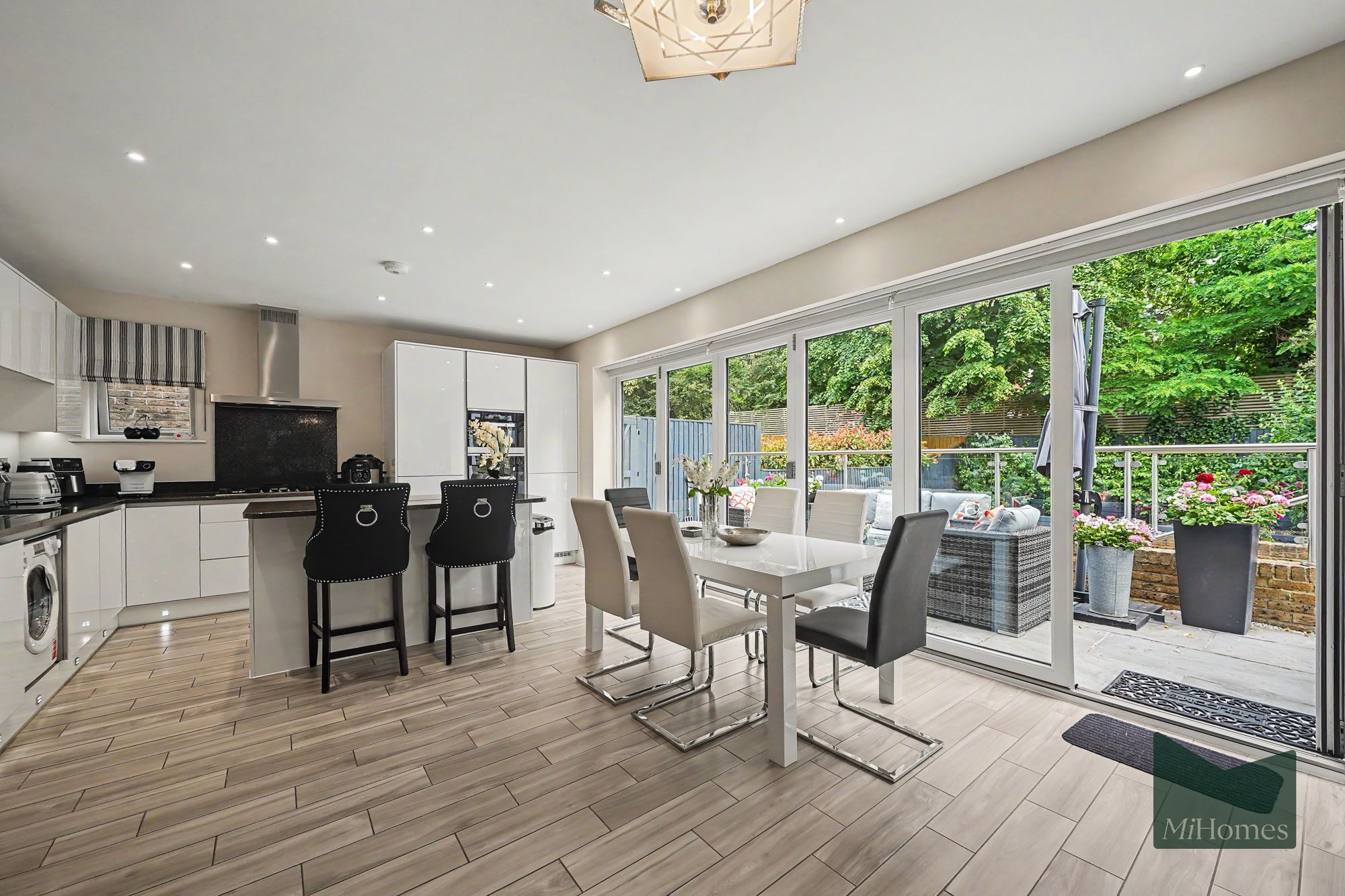 4 bed mid-terraced house for sale in Wellston Crescent, London, N14 - Property Image 10