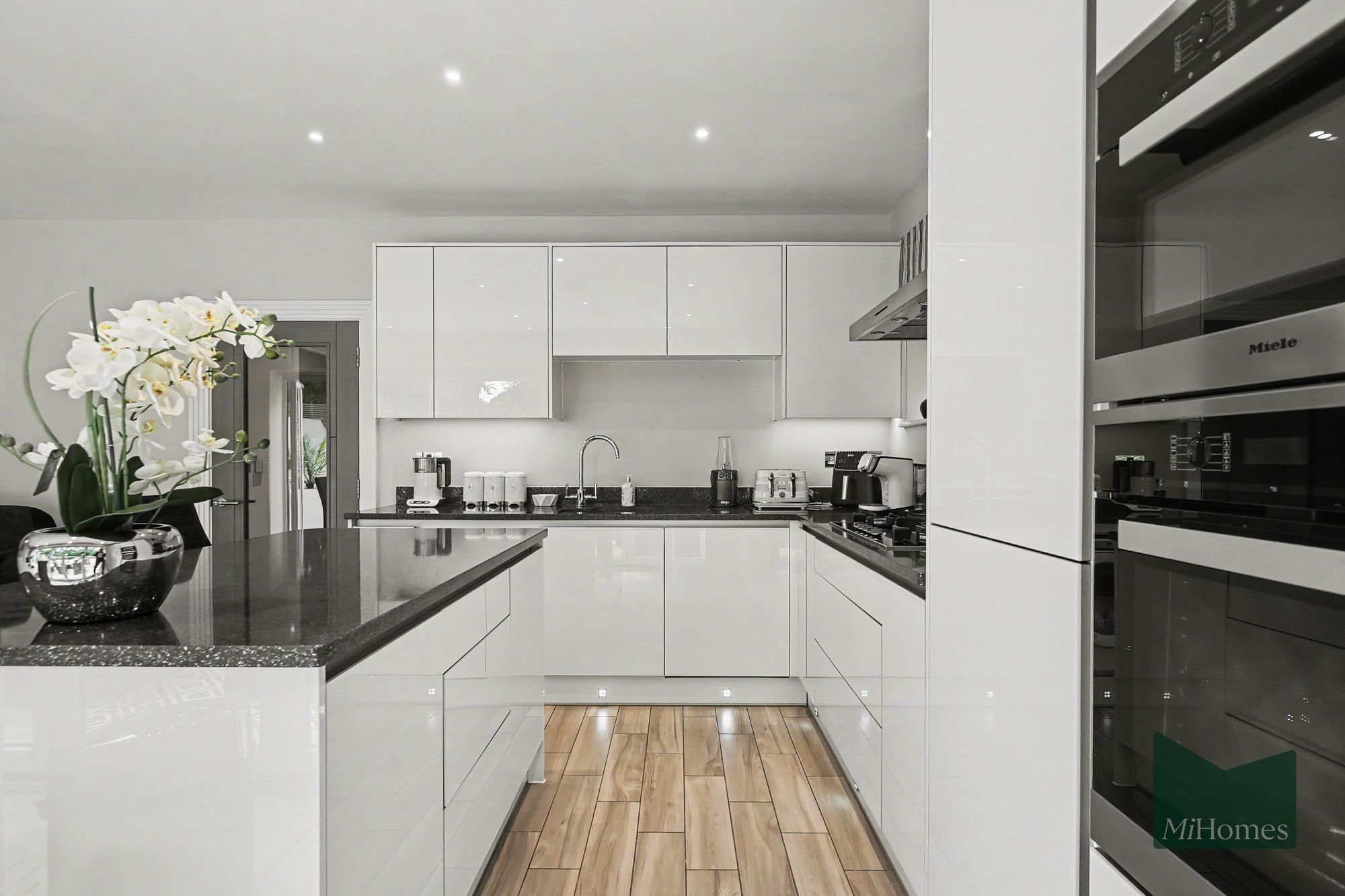 4 bed mid-terraced house for sale in Wellston Crescent, London, N14 - Property Image 6