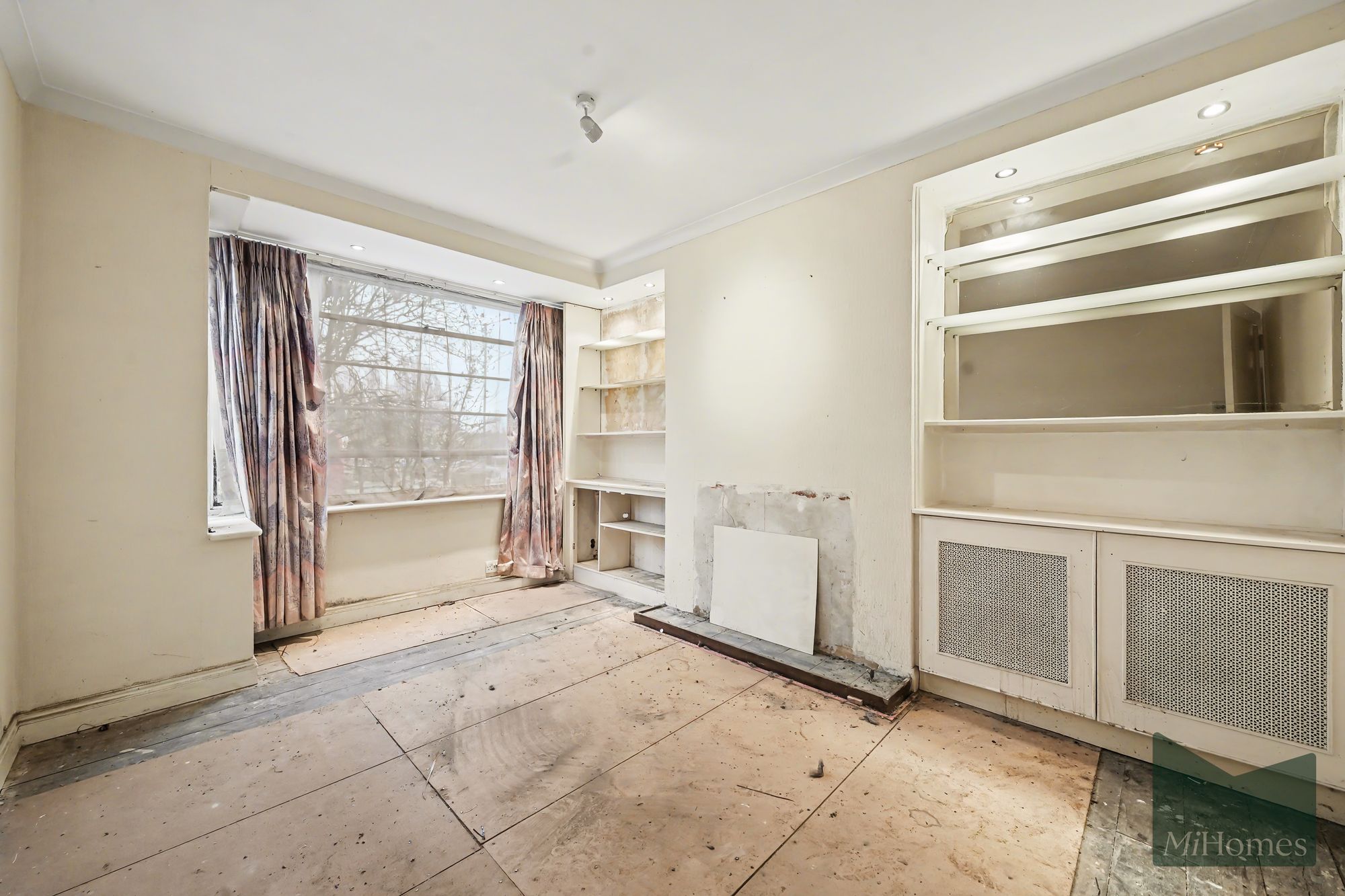 2 bed ground floor flat for sale in High Road, North Gates High Road, N12