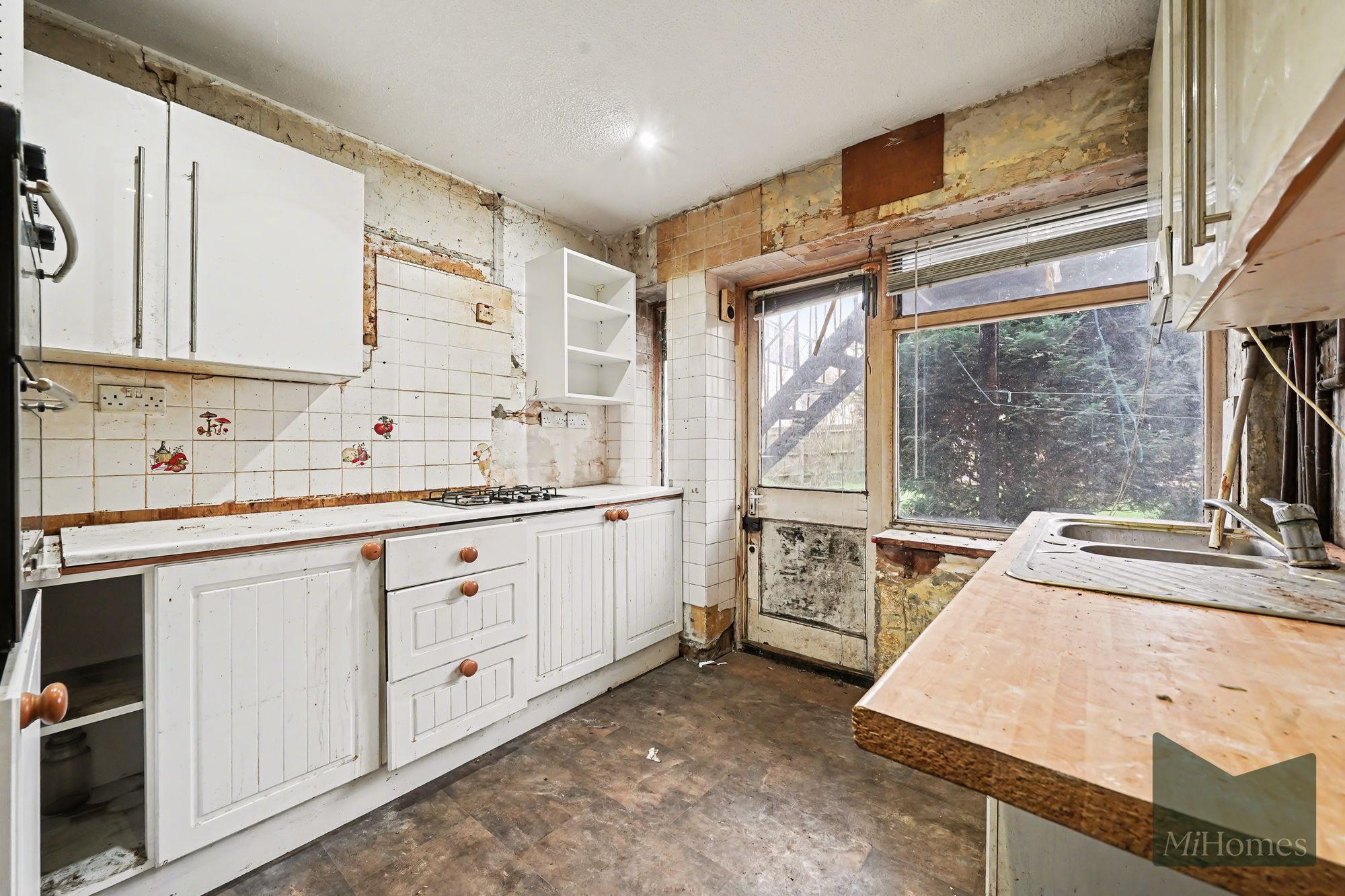 2 bed ground floor flat for sale in High Road, North Gates High Road, N12  - Property Image 2