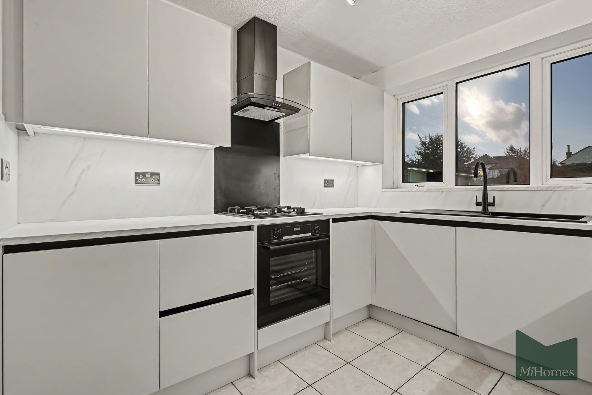 2 bed maisonette for sale in Queens Road, Enfield, EN1 - Property Image 1