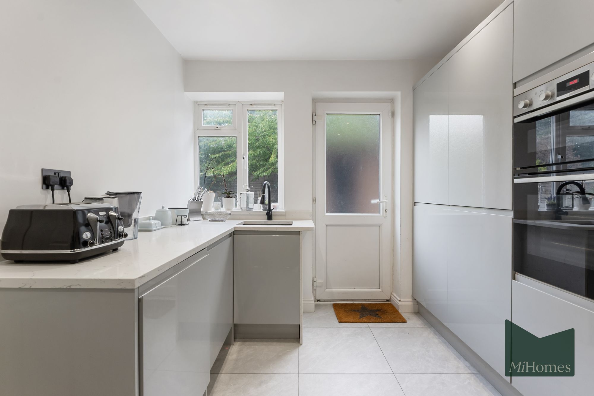 2 bed flat for sale in Grove Road, Cockfosters, EN4  - Property Image 5