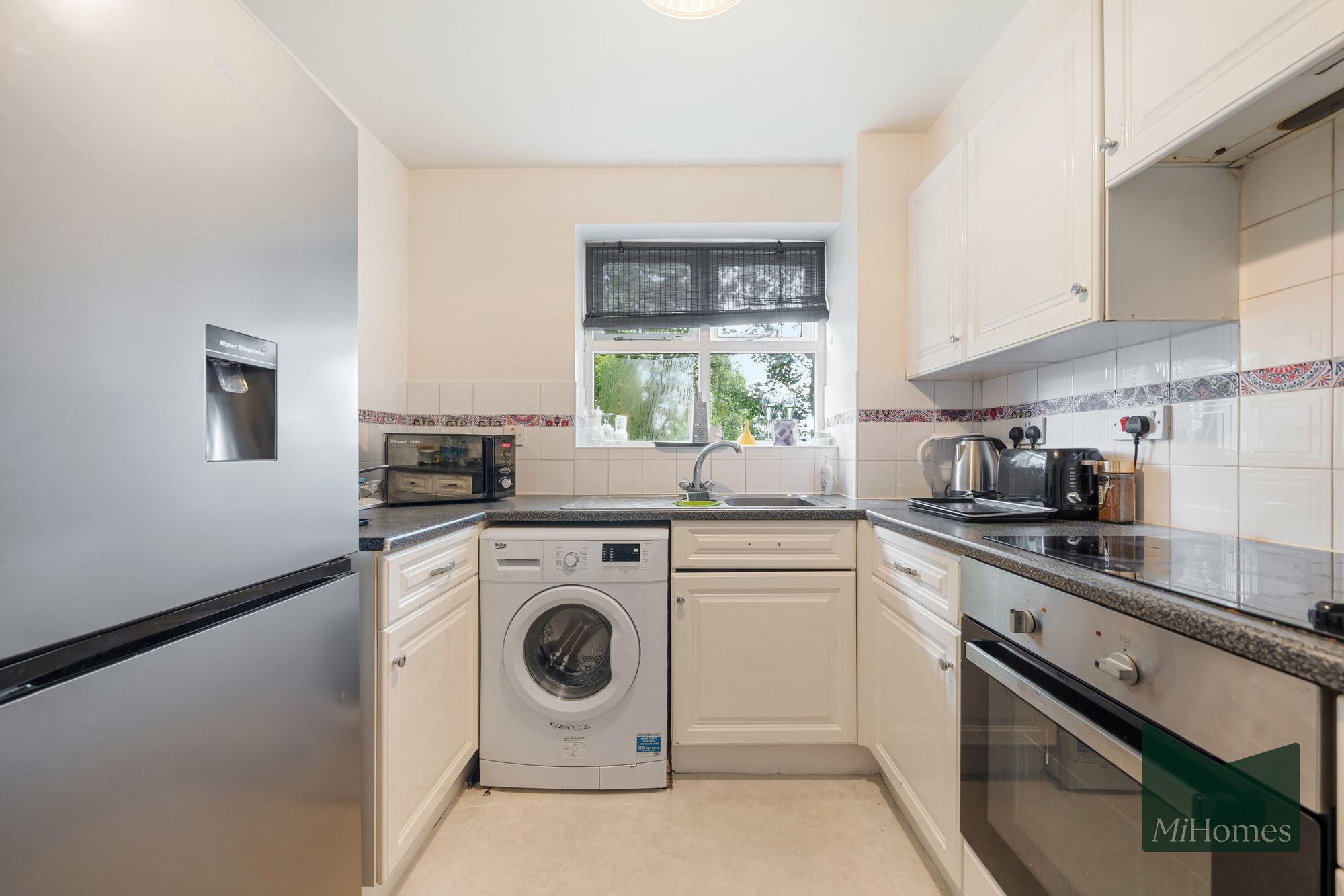 2 bed flat for sale in Harper Close, London, N14 - Property Image 5