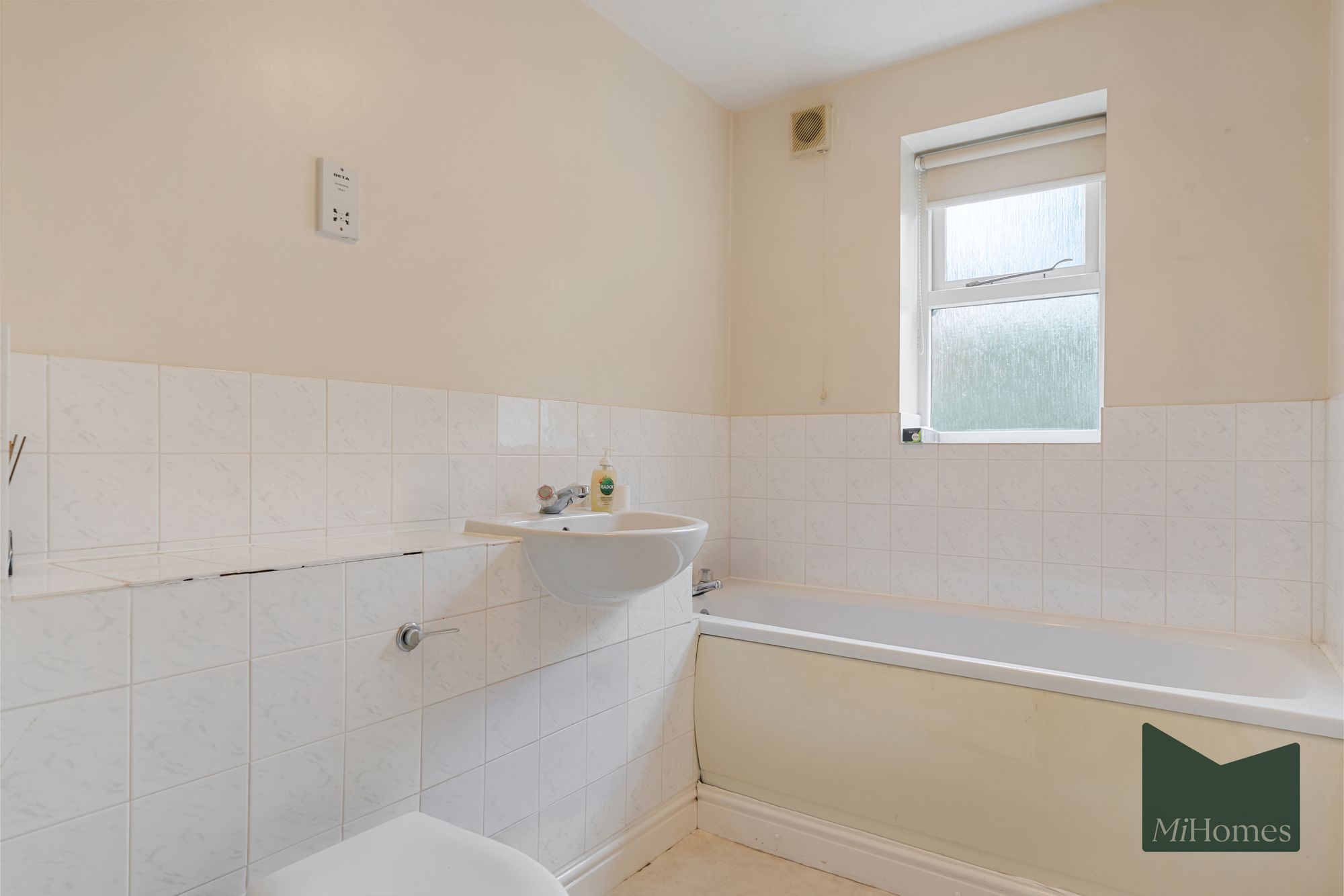 2 bed flat for sale in Harper Close, London, N14 - Property Image 10